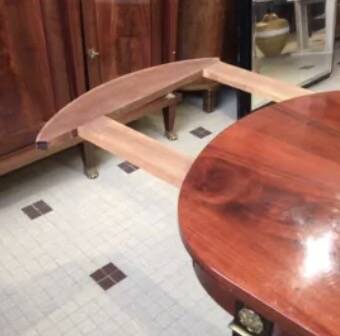 Oval dining room table