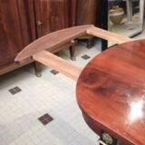 Oval dining room table
