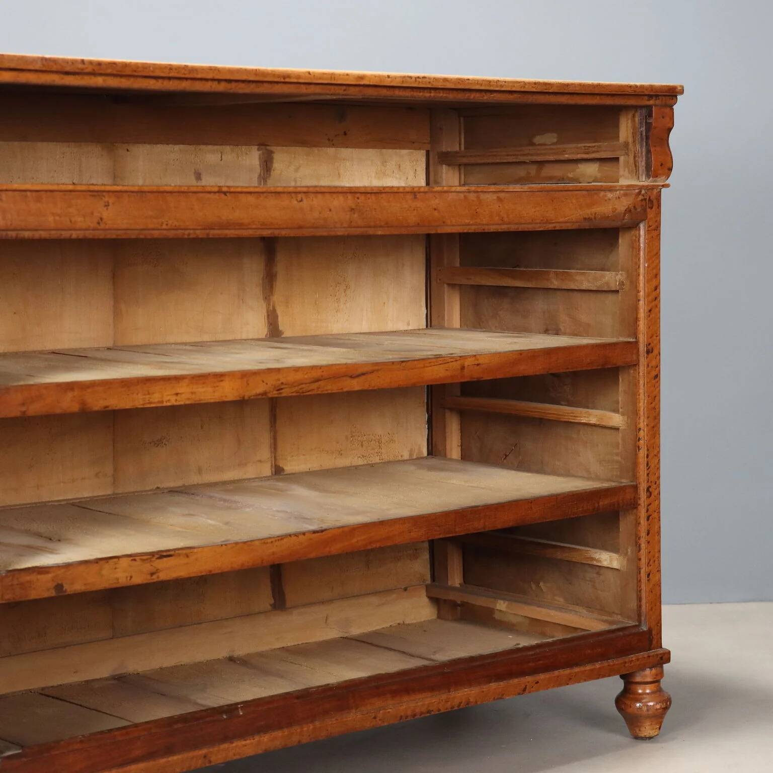 Carlo X commode in walnut - Italy 19th century