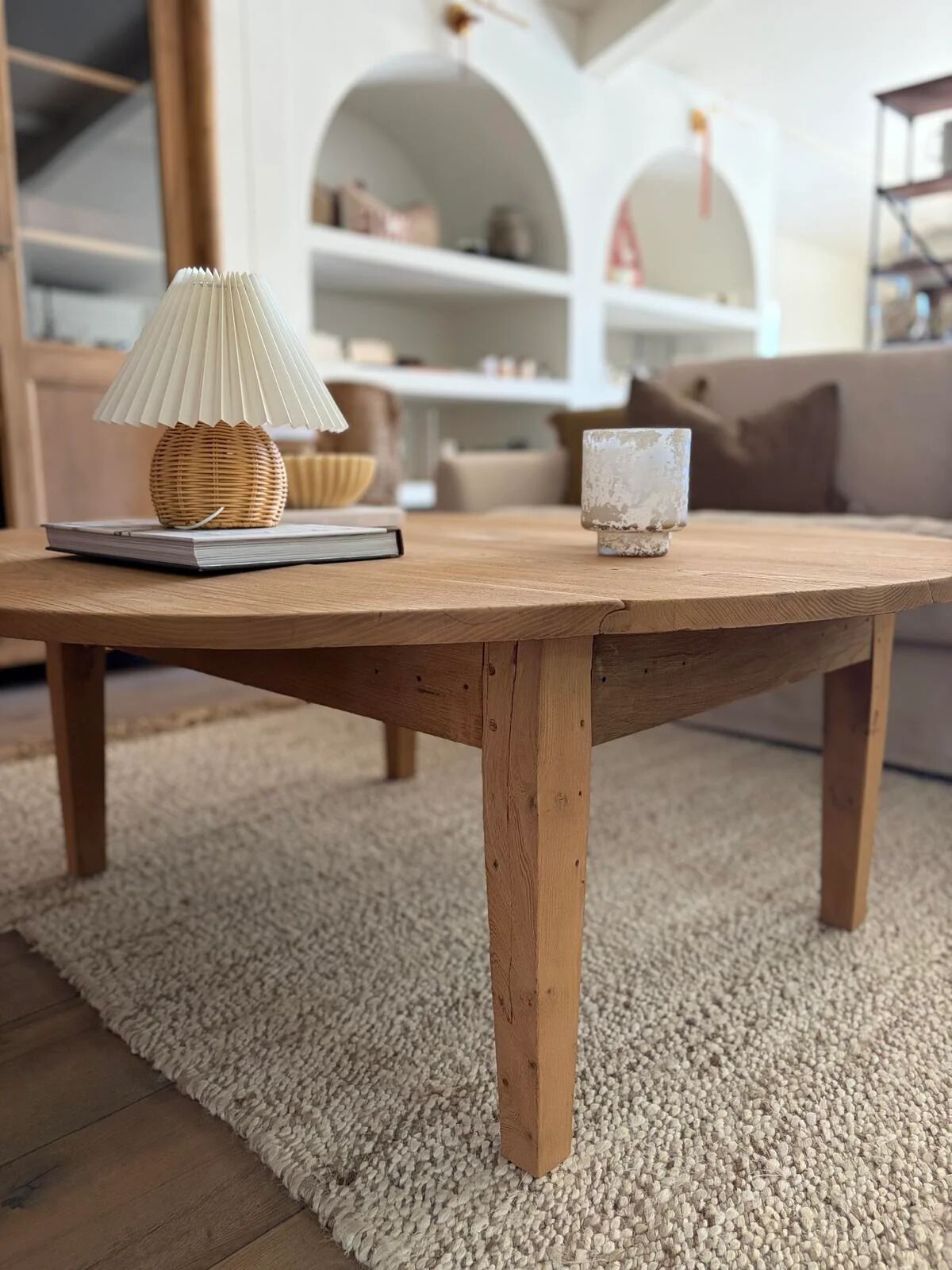 Round folding coffee table in solid wood