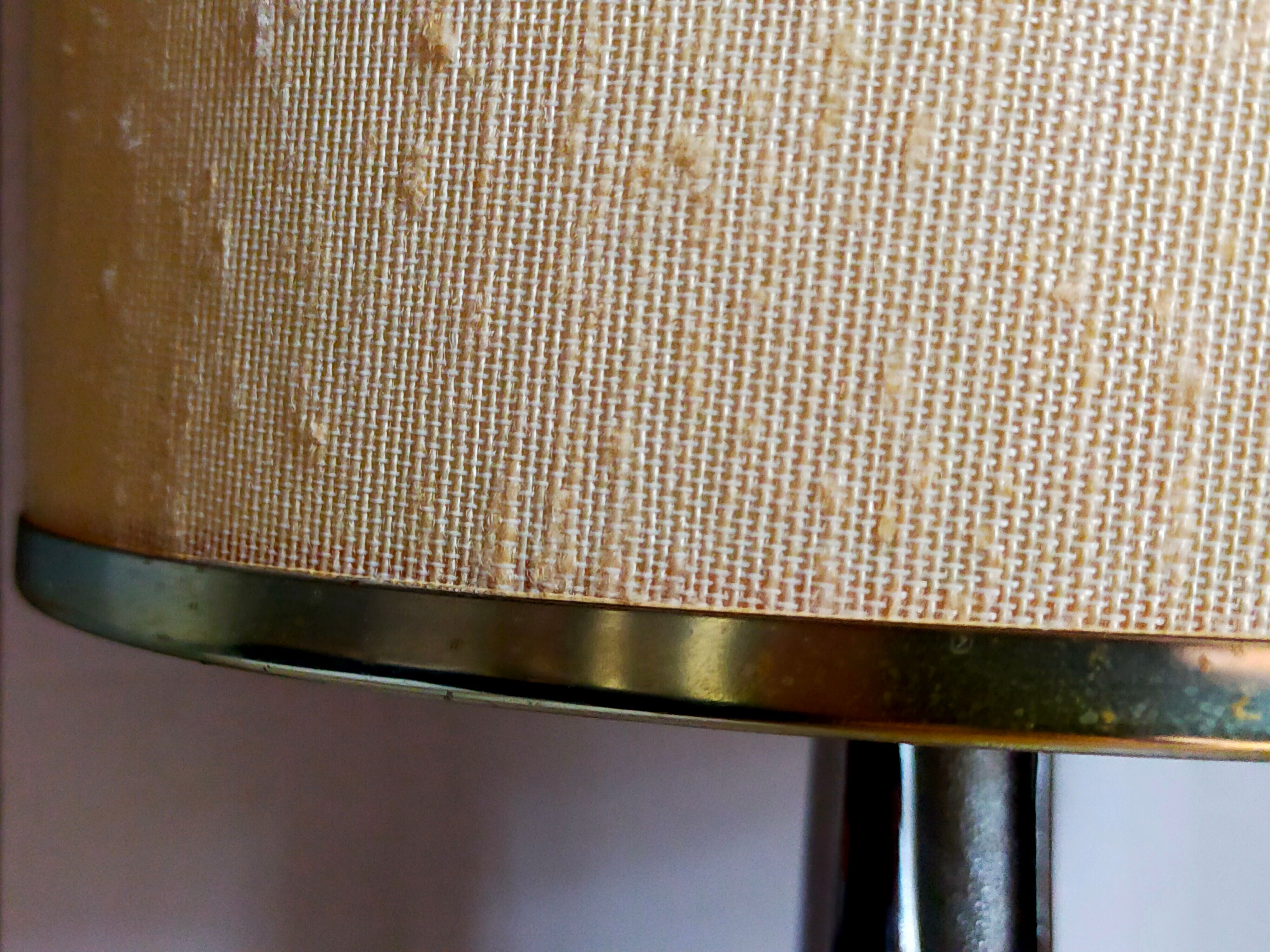 Lampe moderniste métal chromé années 70, abat-jour en toile beige