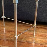 Table d'appoint en marbre et laiton