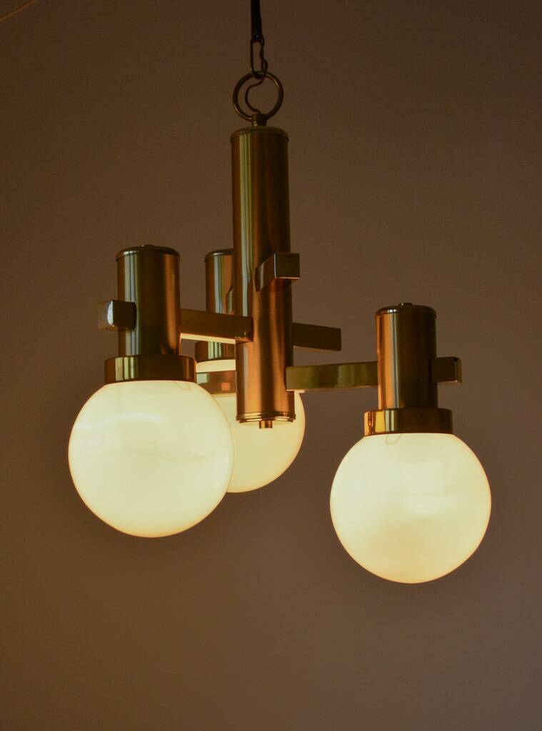 Chandelier vintage en laiton et opaline, années 1970, dans le style de Sciolari.