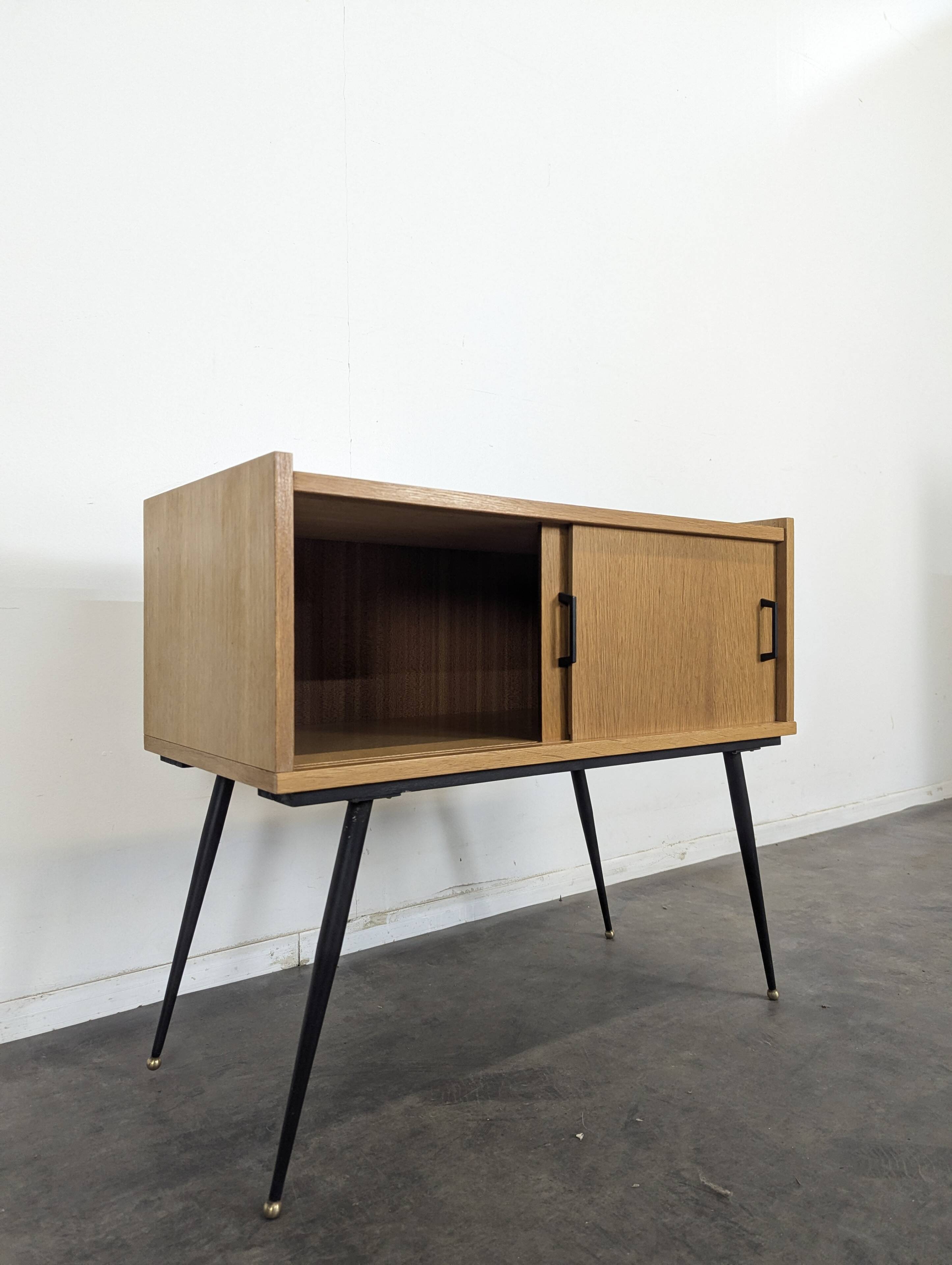 Modernist sideboard with 2 doors in oak veneer.