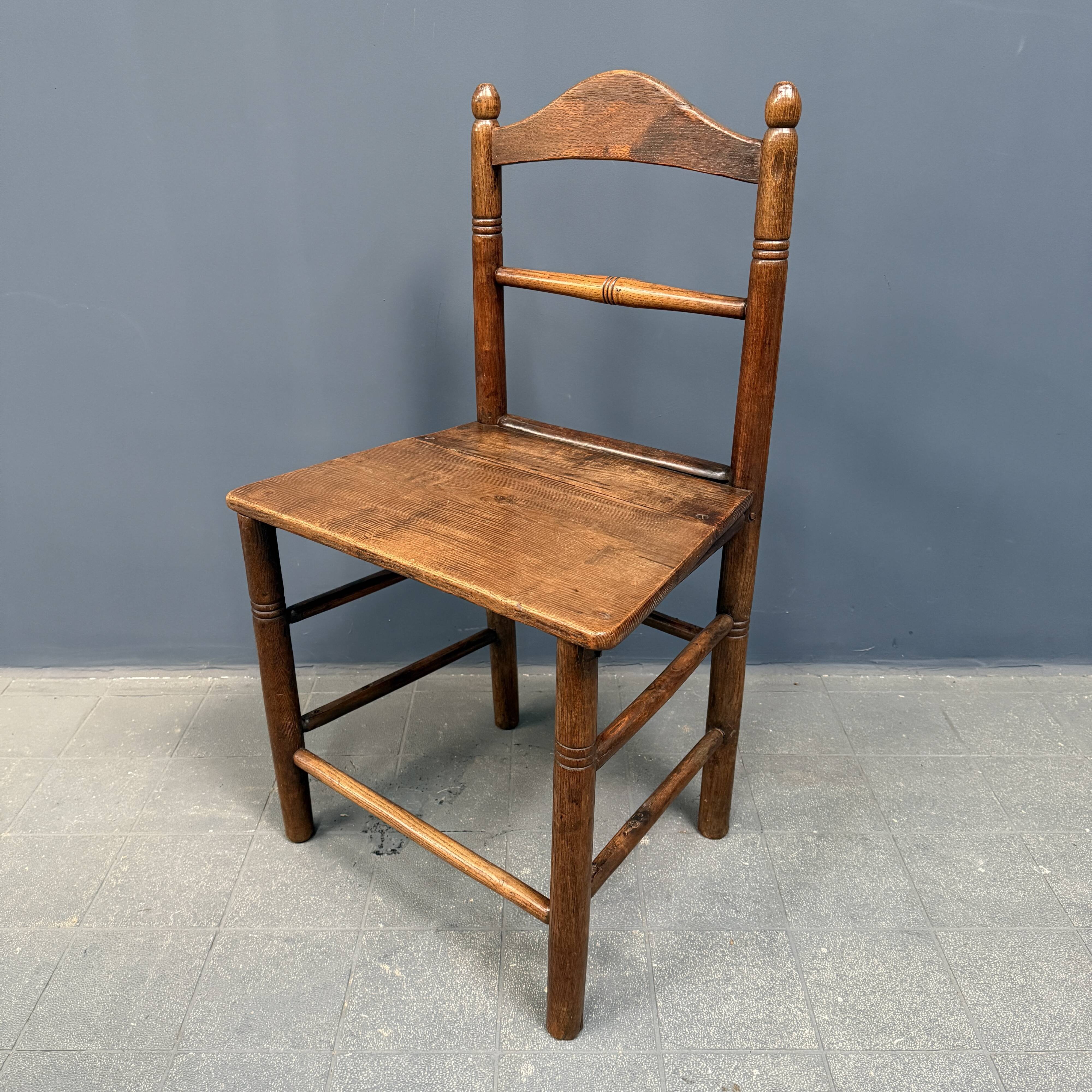 Ensemble de six chaises de cuisine anglaises anciennes