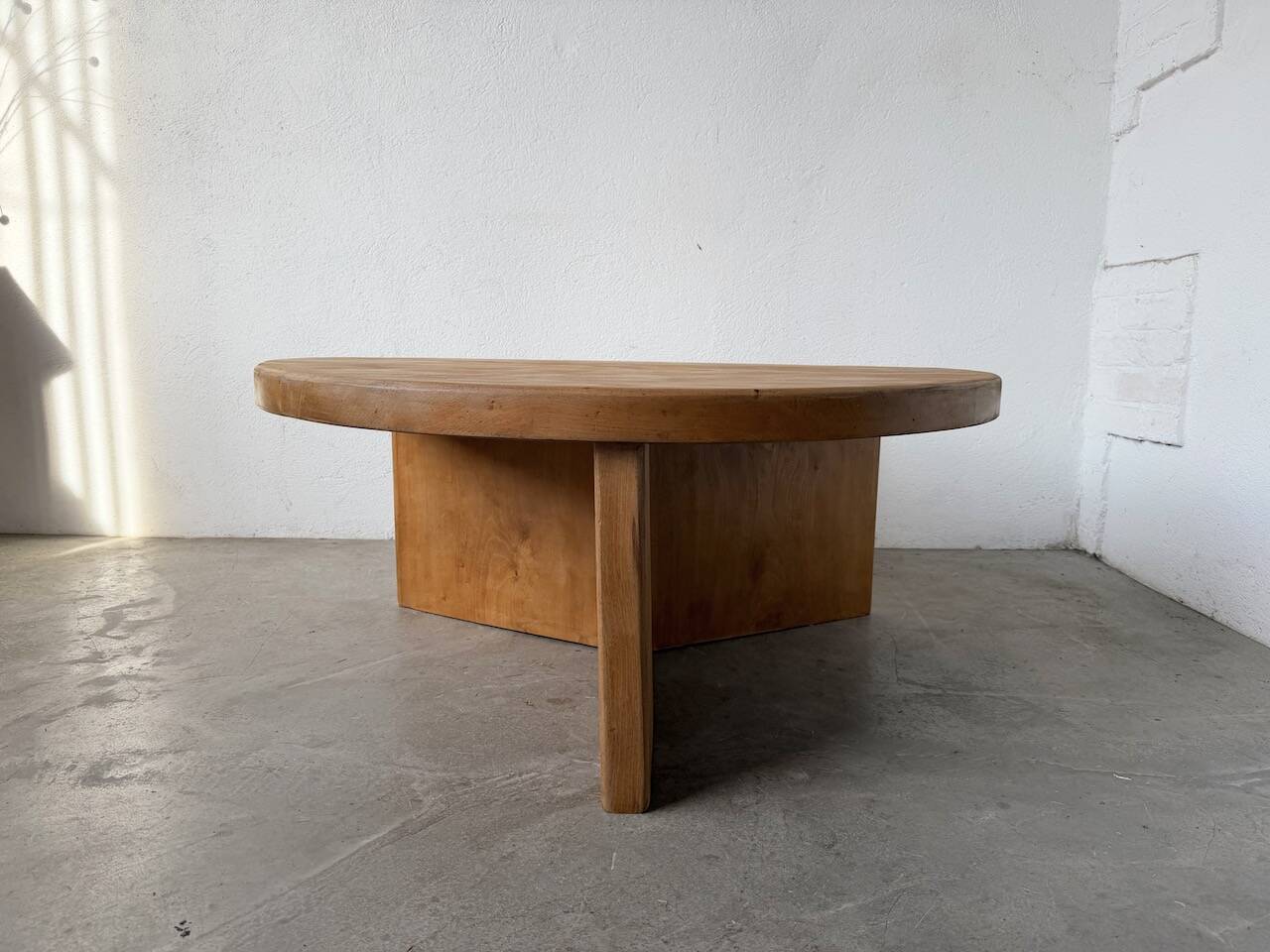 Round modernist coffee table, elm, 1950s.