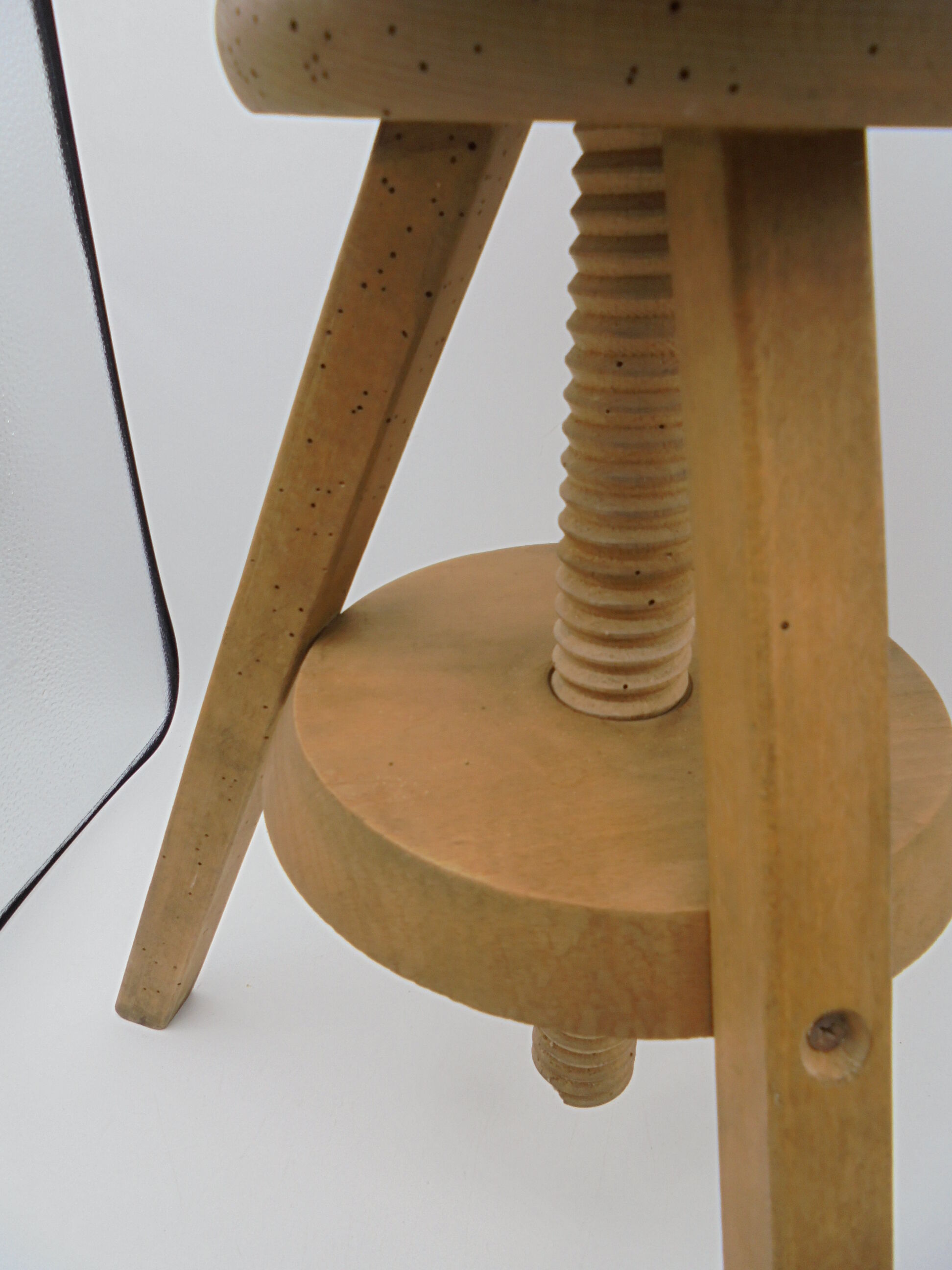 Stool with screw