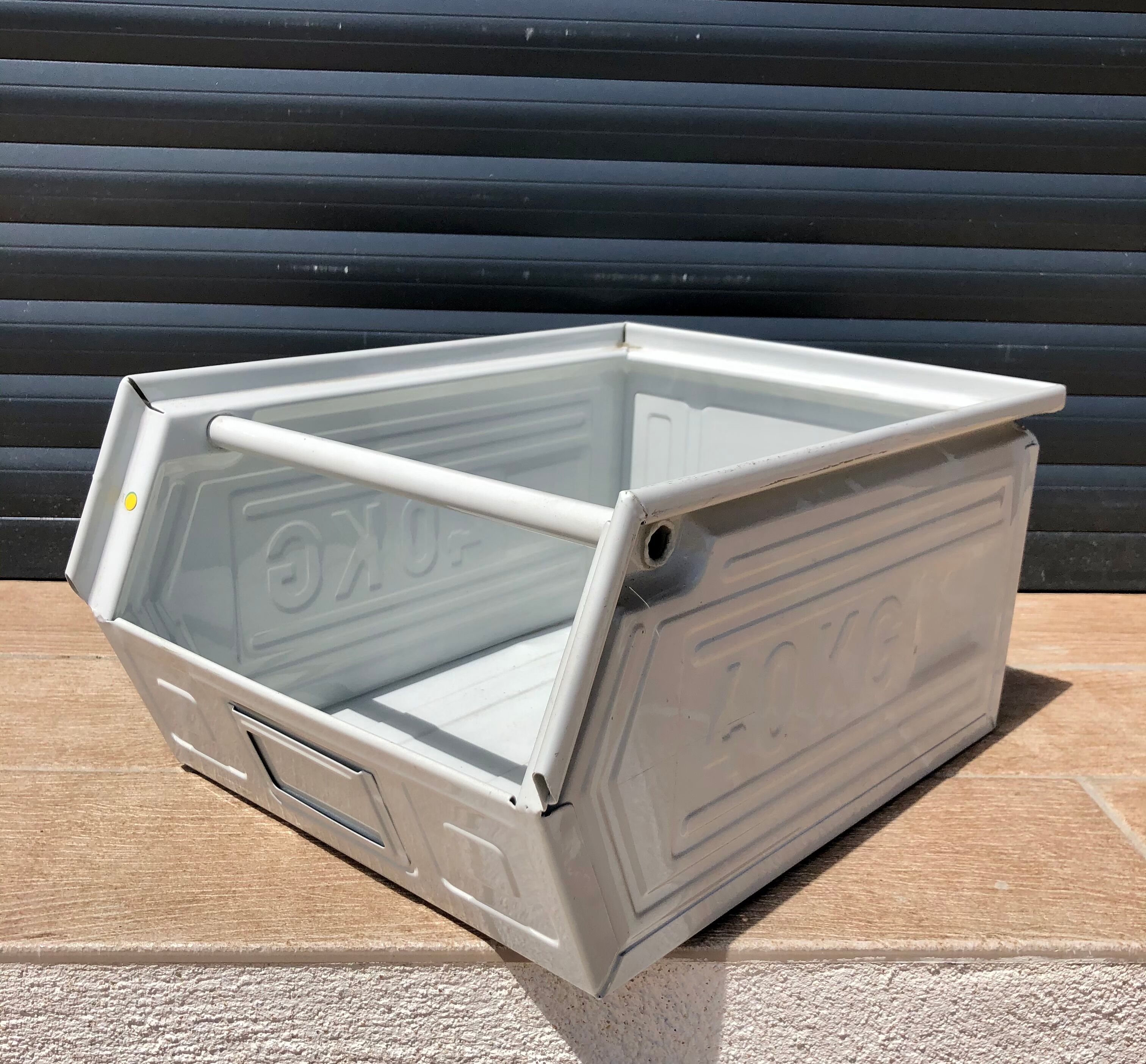 Industrial claw tray