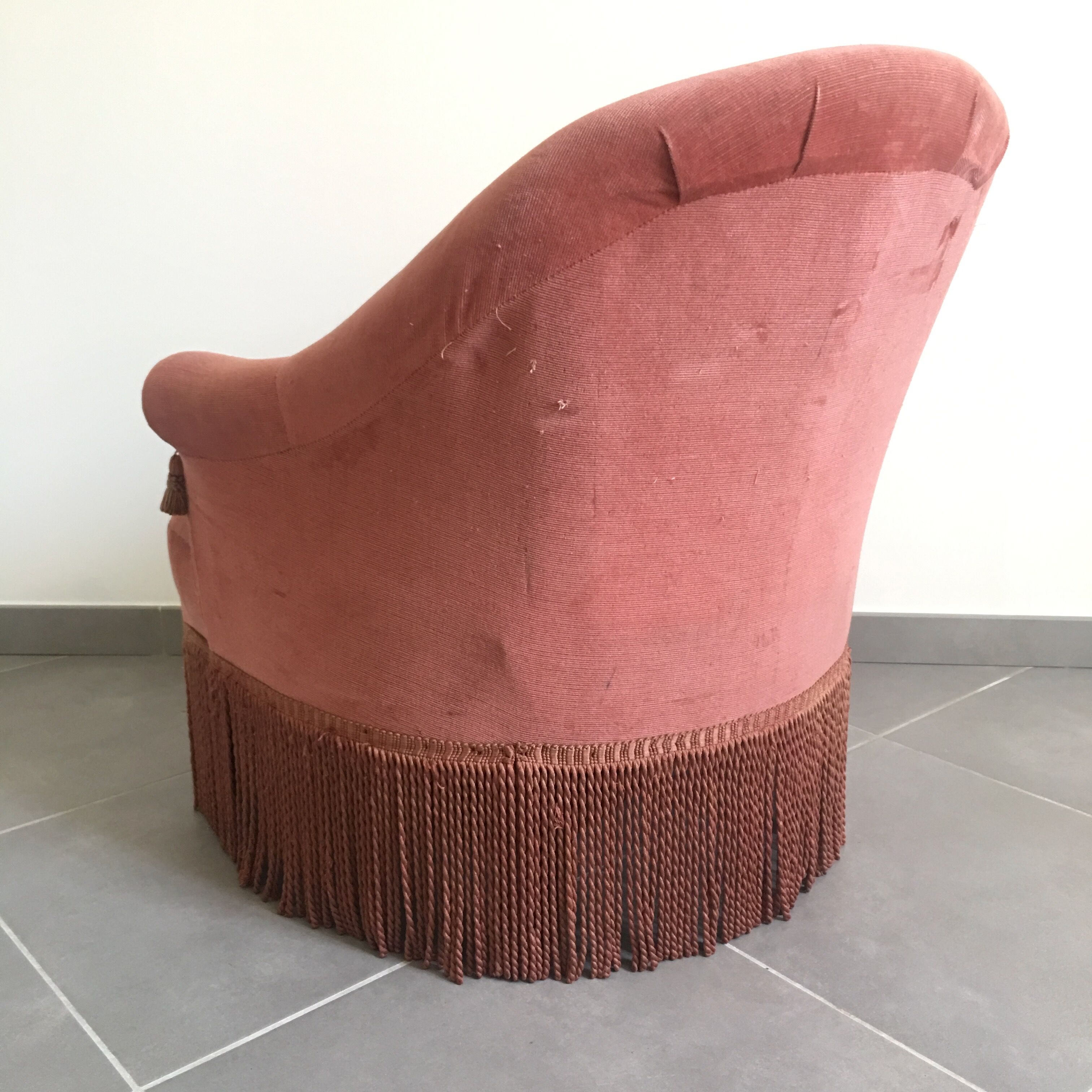 Toad in velvet chair pink