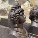 Paire de chenets anciens en fonte à bustes antiques