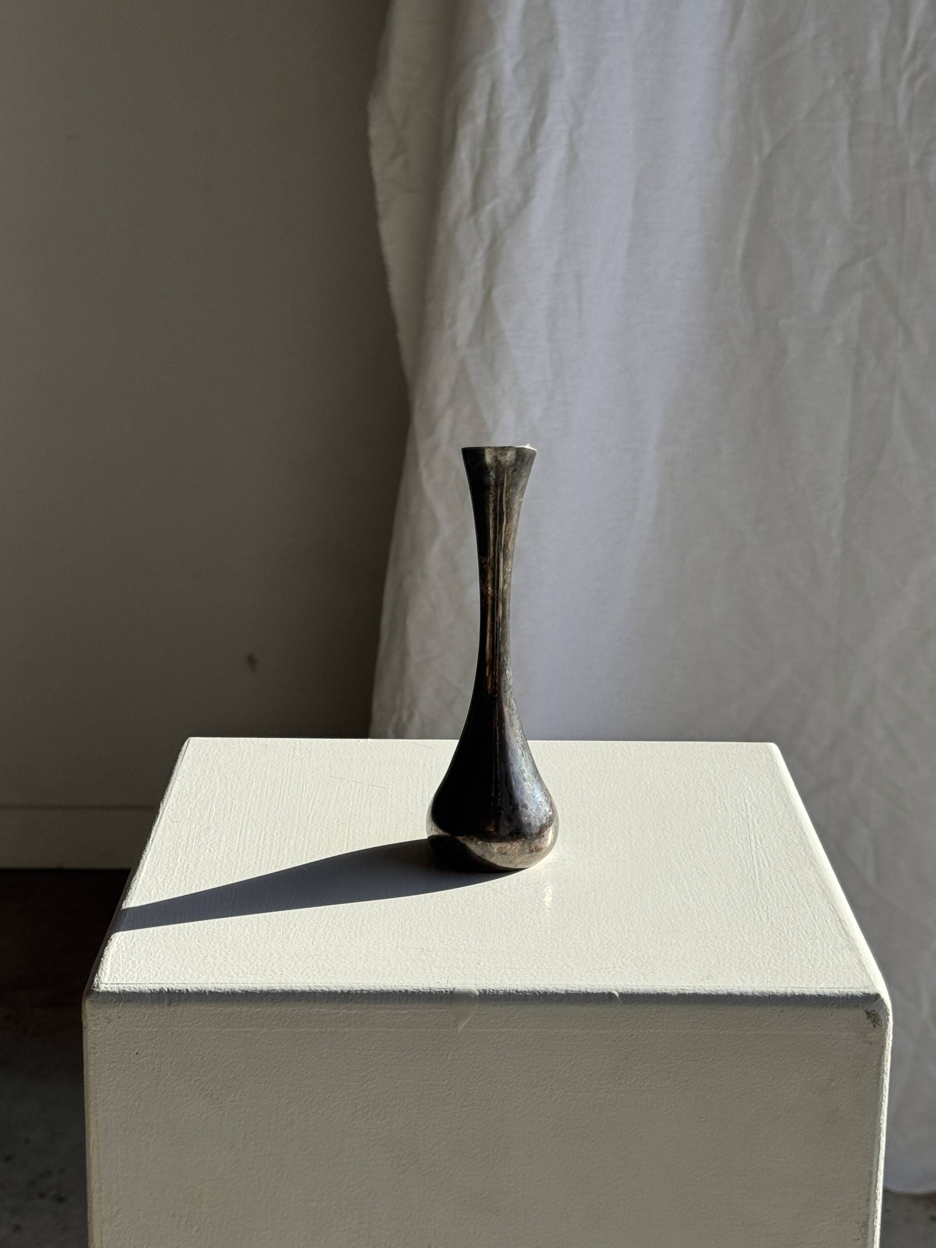 Vintage silver-plated soliflore vase with a dark patina in the shape of a ewer.