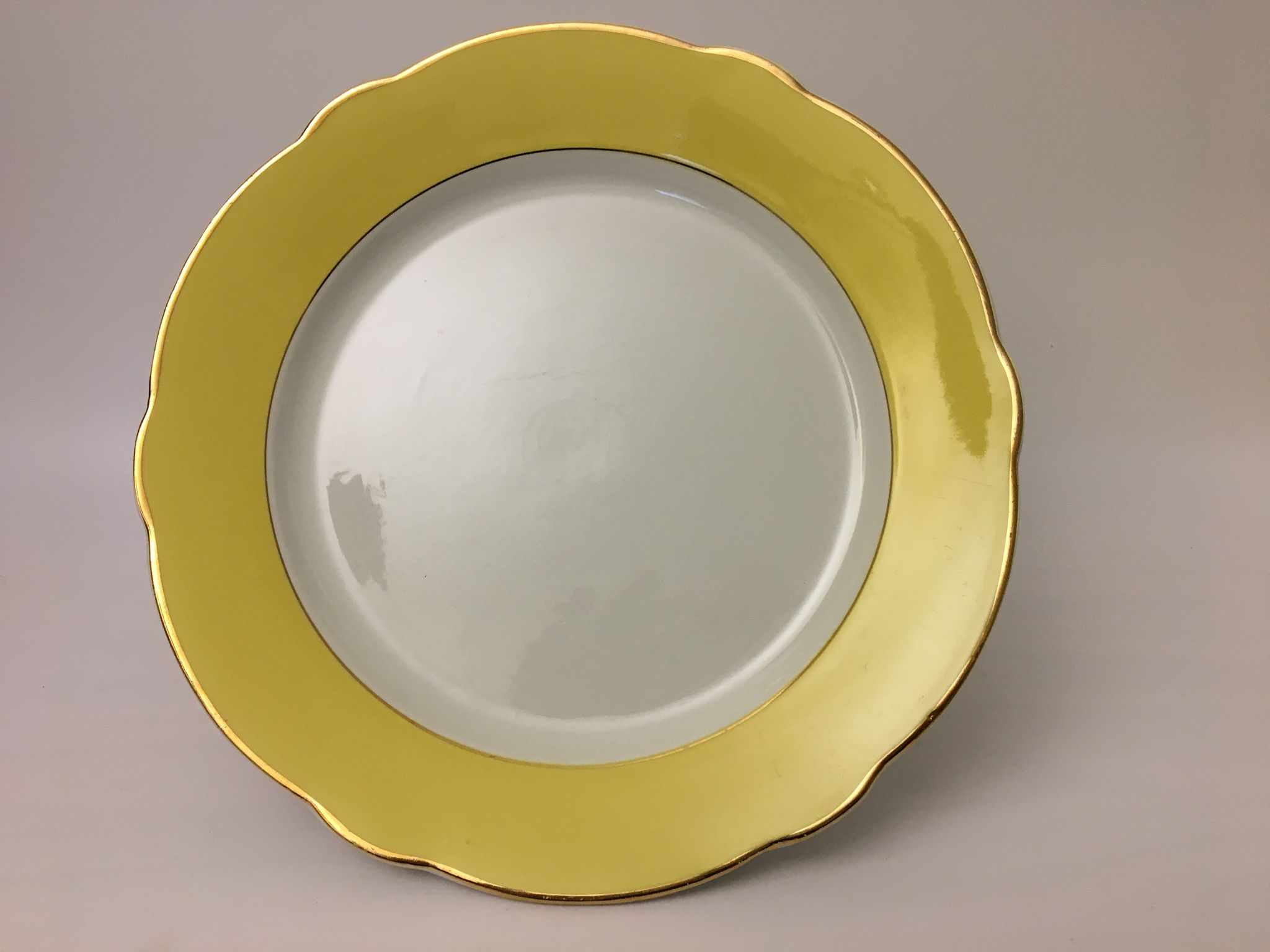 Round serving dish "K&G Lunéville Badonviller" Daffodil model