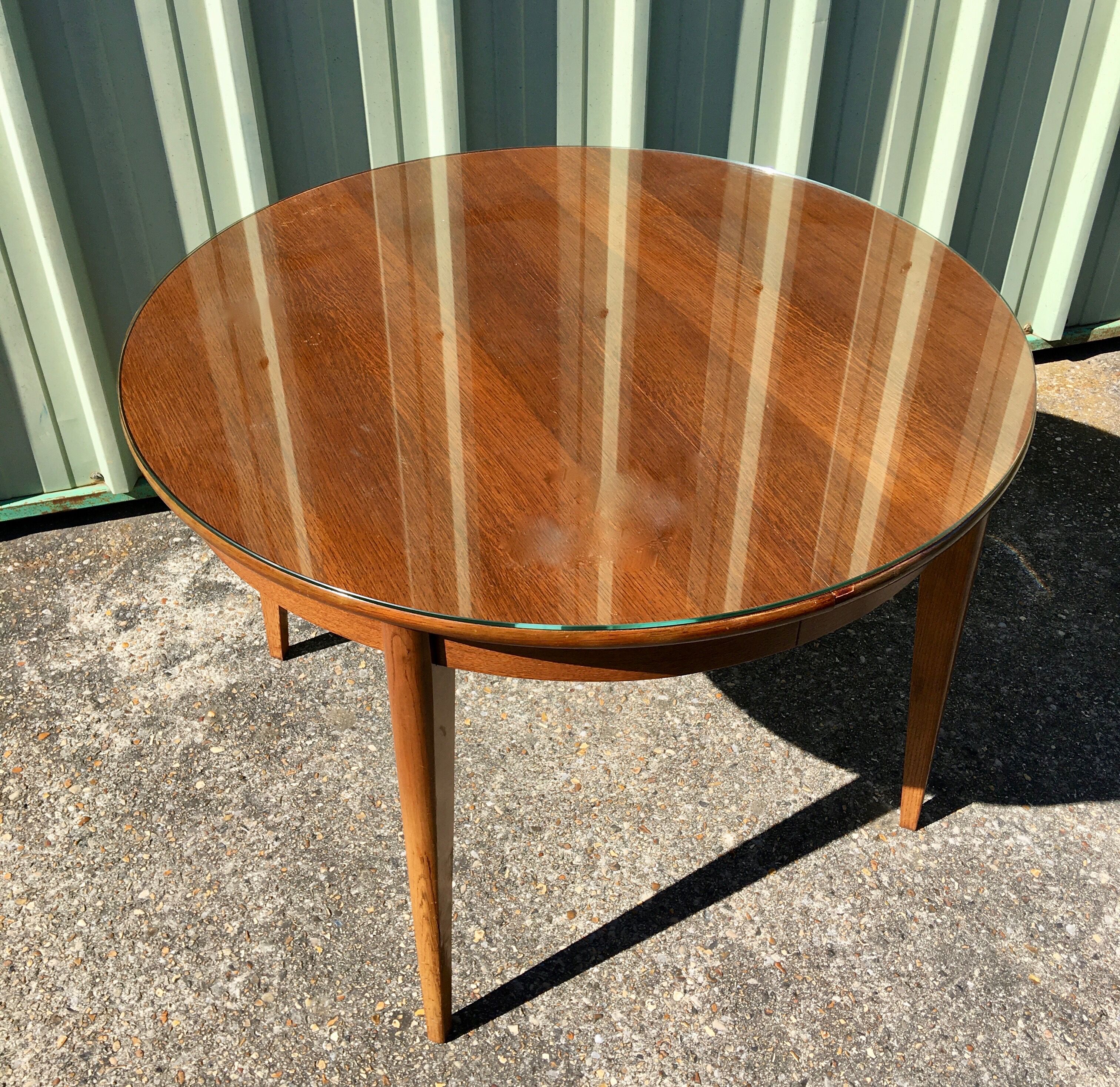 Table ronde scandinave avec verre