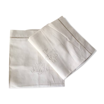 Paire de  taies d oreiller anciennes monogrammées L J .