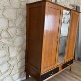 Two-tone compass foot wardrobe