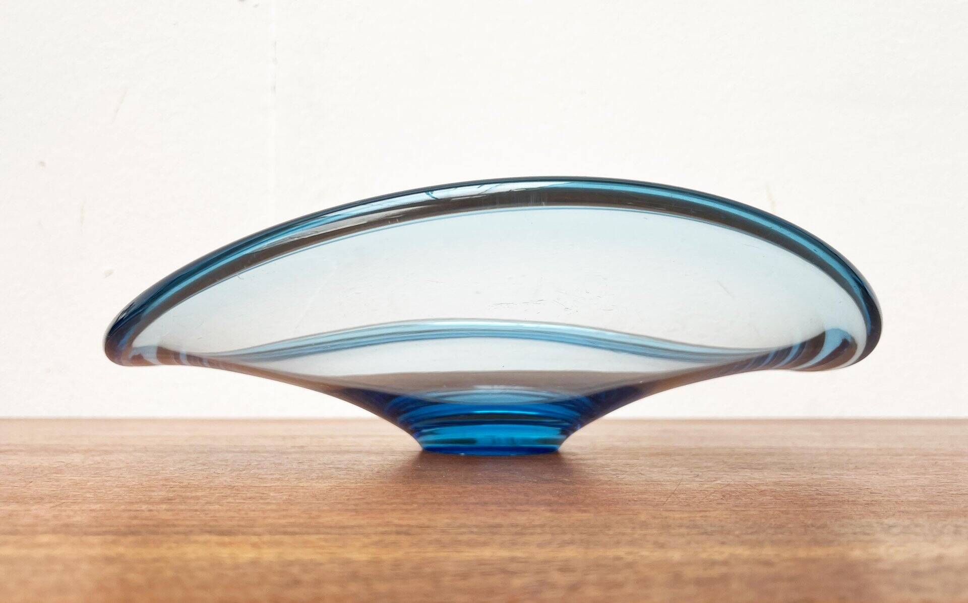 Art glass bowl from the Mid-Century Danish Thule series by Per Lütken for Holmegaard, 1960s.