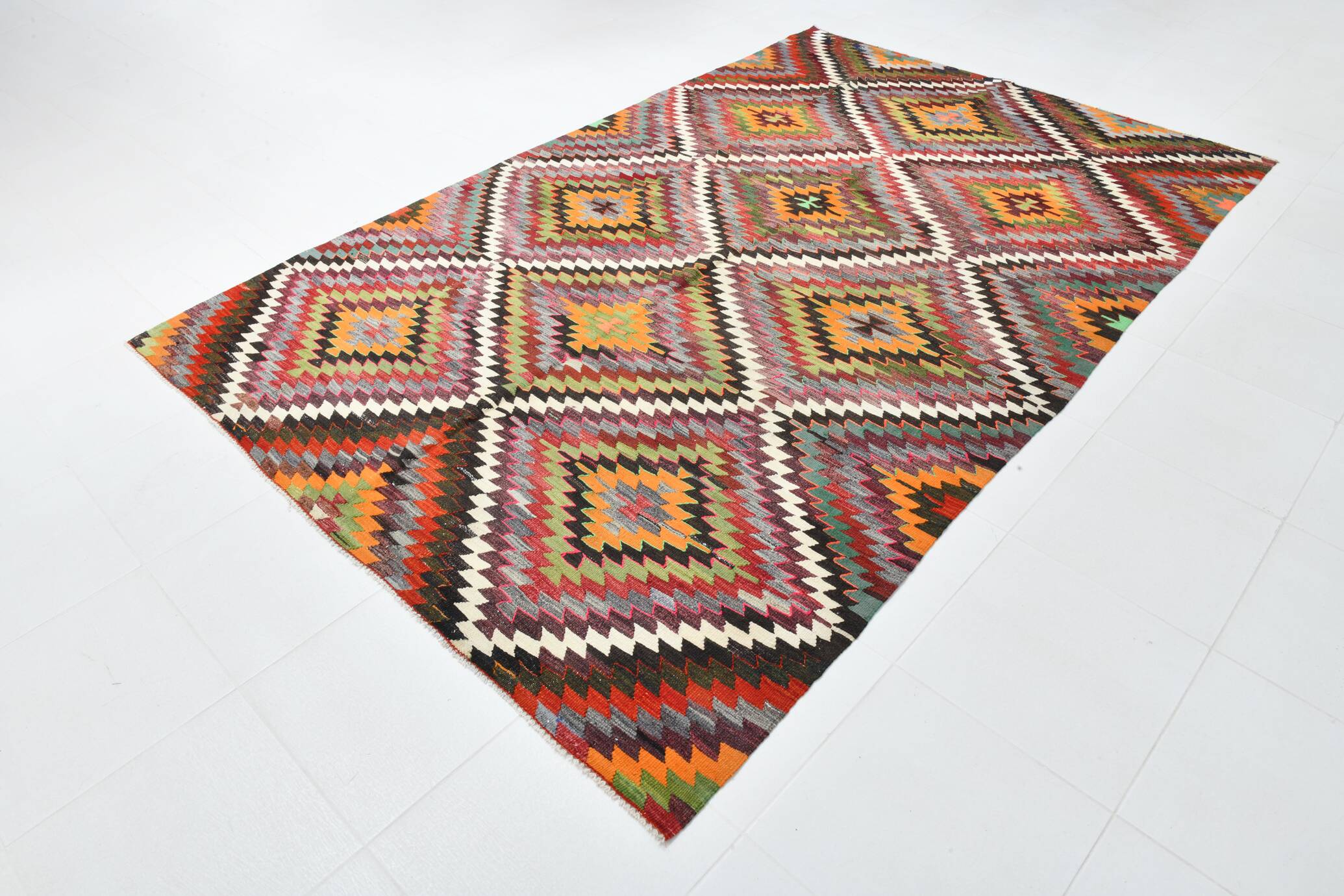 Tapis kilim géométrique multicolore – Explosion de motifs et de caractère