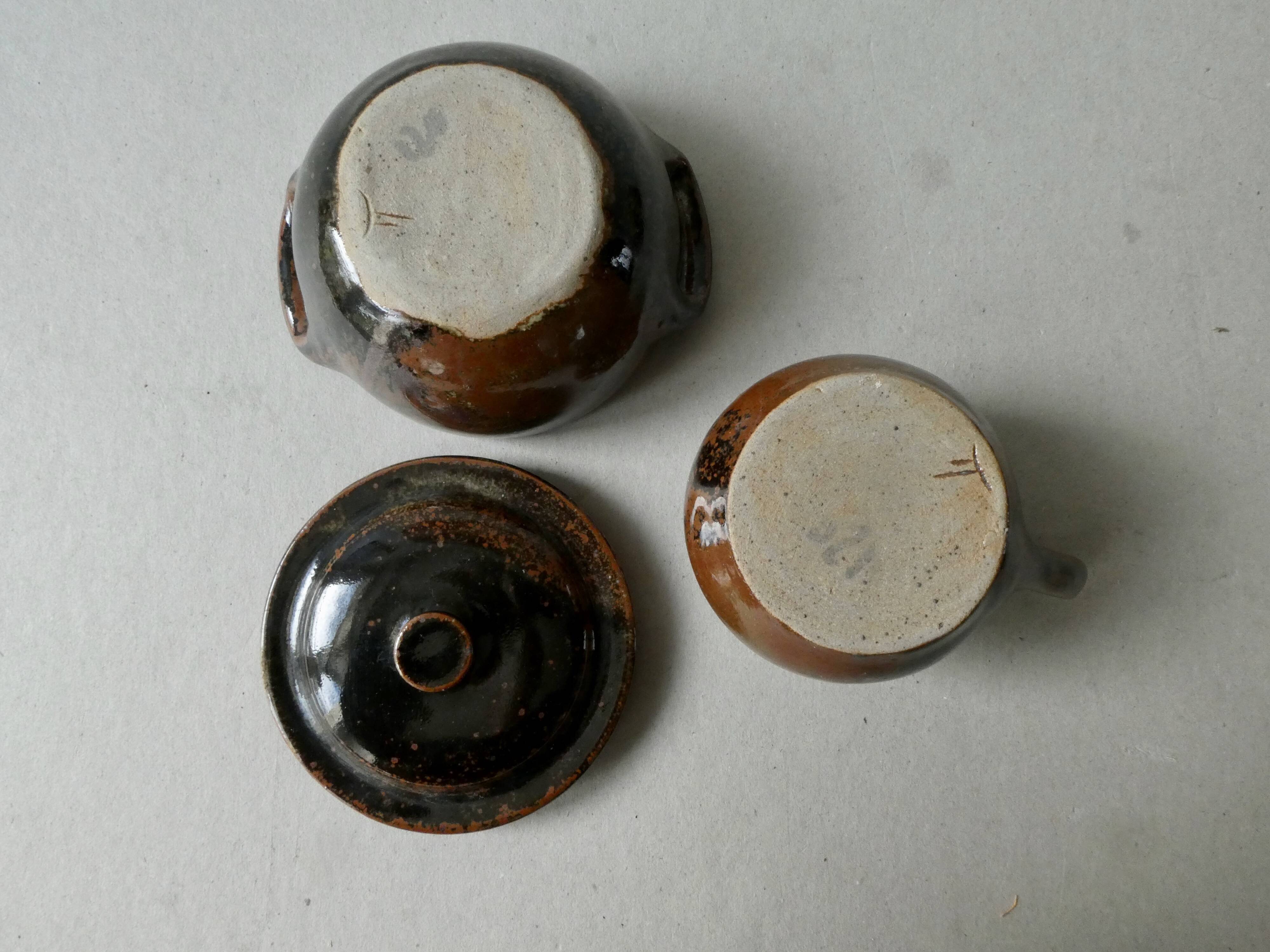 6 cups, 1 sugar bowl and 1 milk pot, made of sandstone by Isabelle Roger and Pierre Bernier