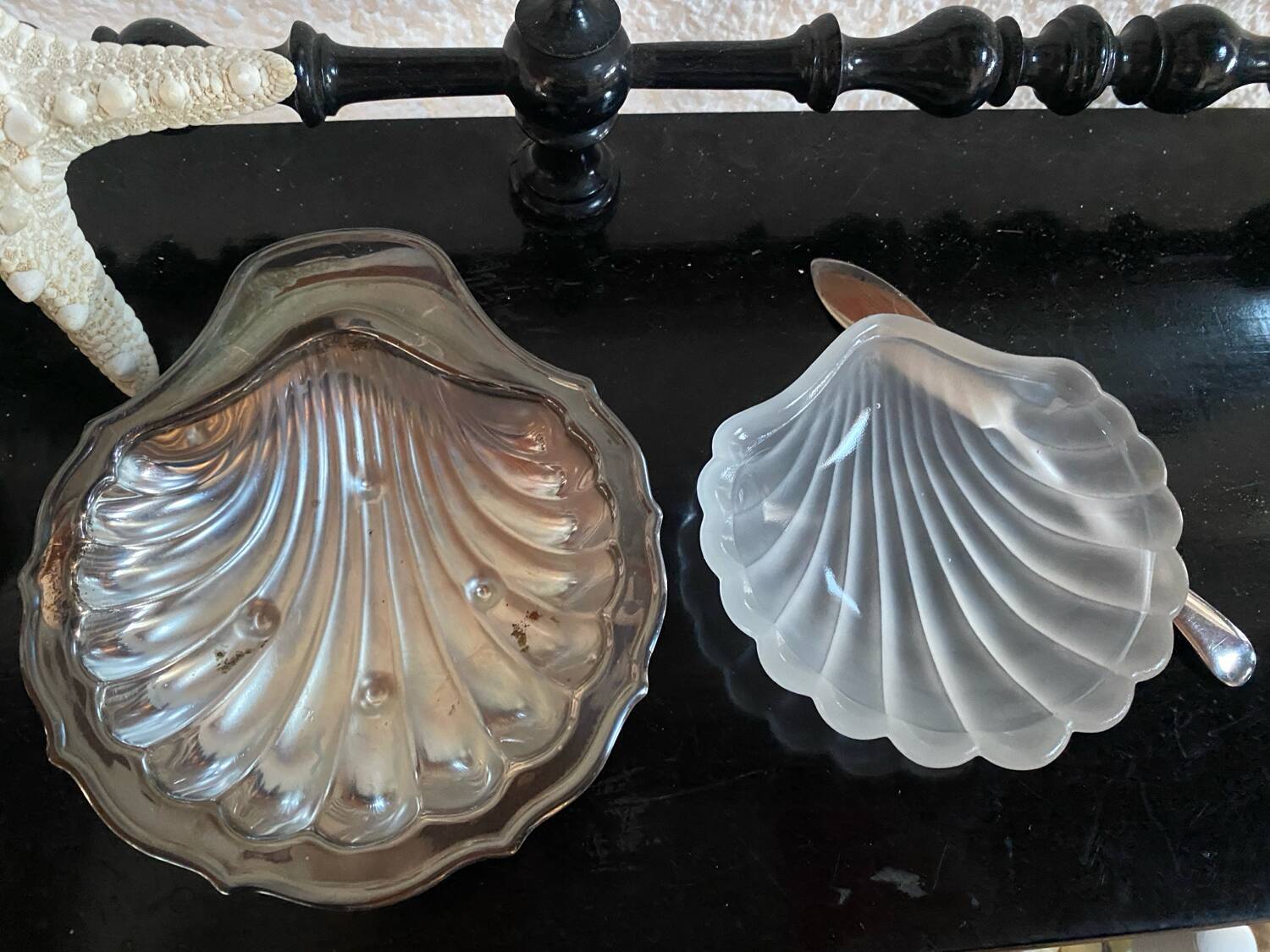 Shell butter dish and its silver-plated knife