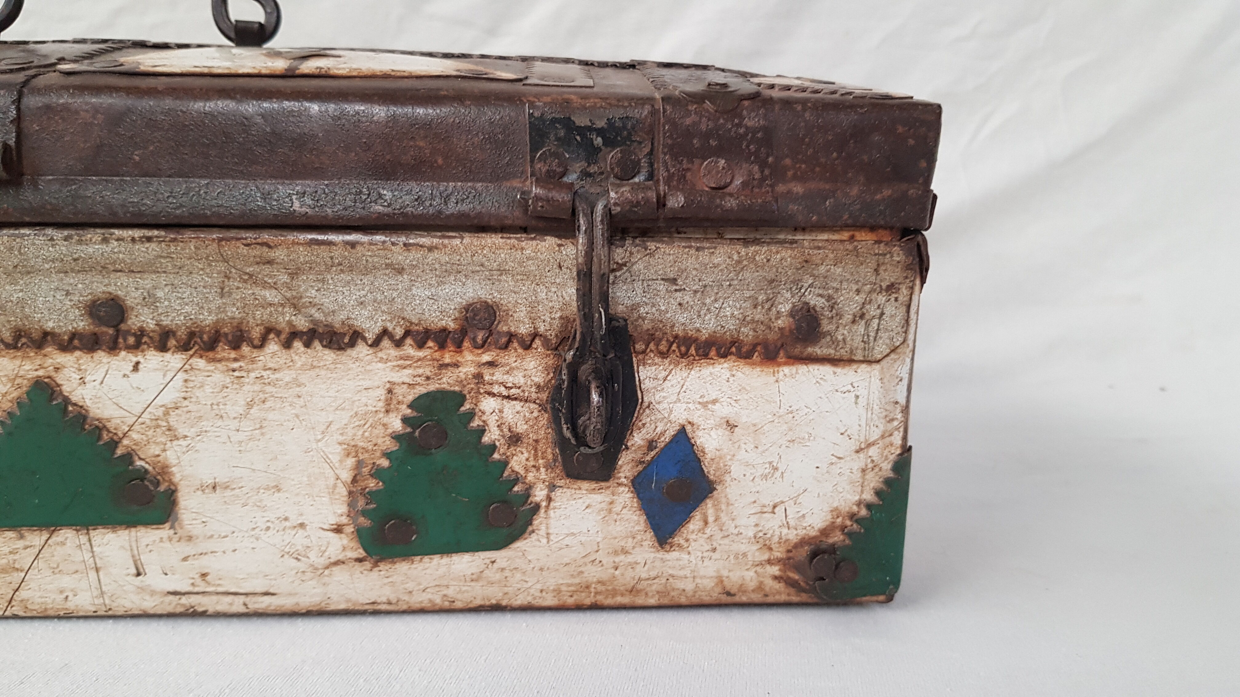 Ancienne boite tribale en métal martelé