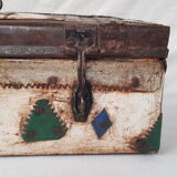 Ancienne boite tribale en métal martelé