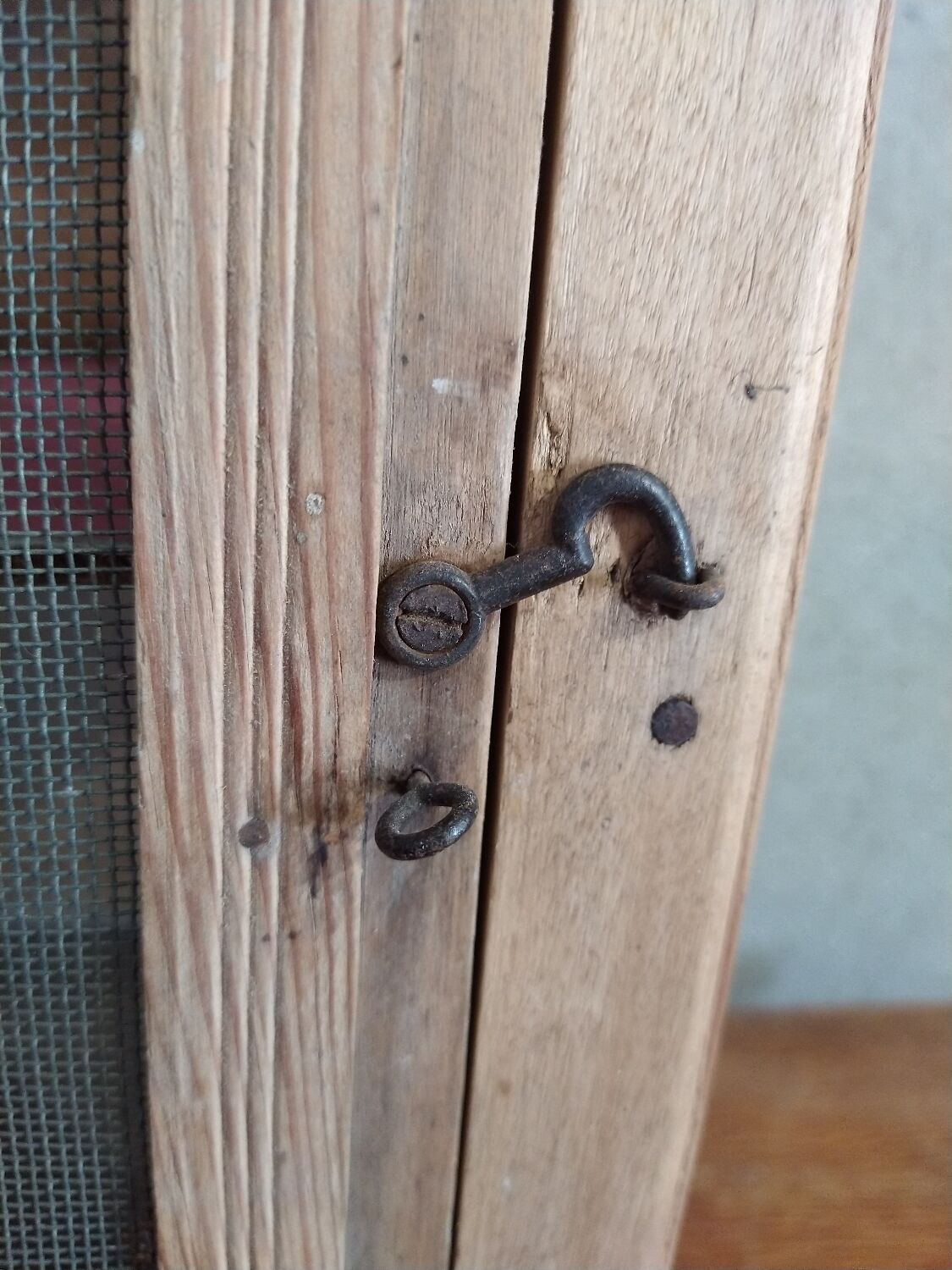Wall-mounted pantry in vintage mesh wood