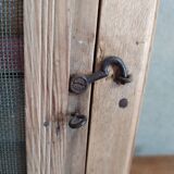 Wall-mounted pantry in vintage mesh wood