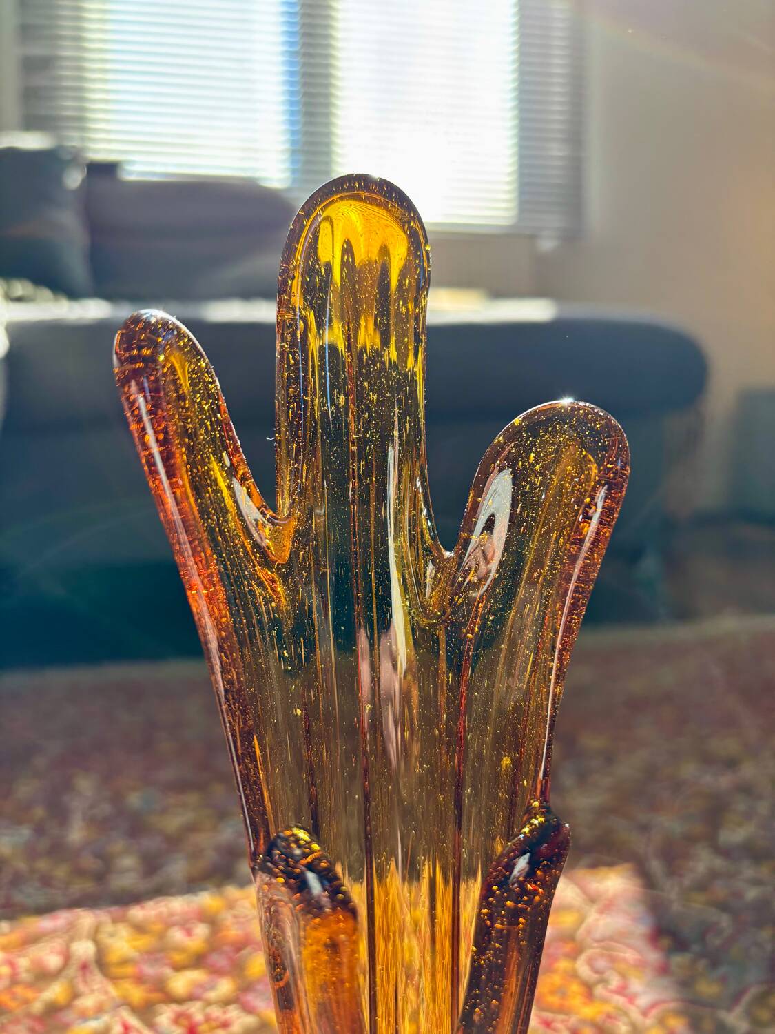 Vase soliflore en verre soufflé ambré vintage