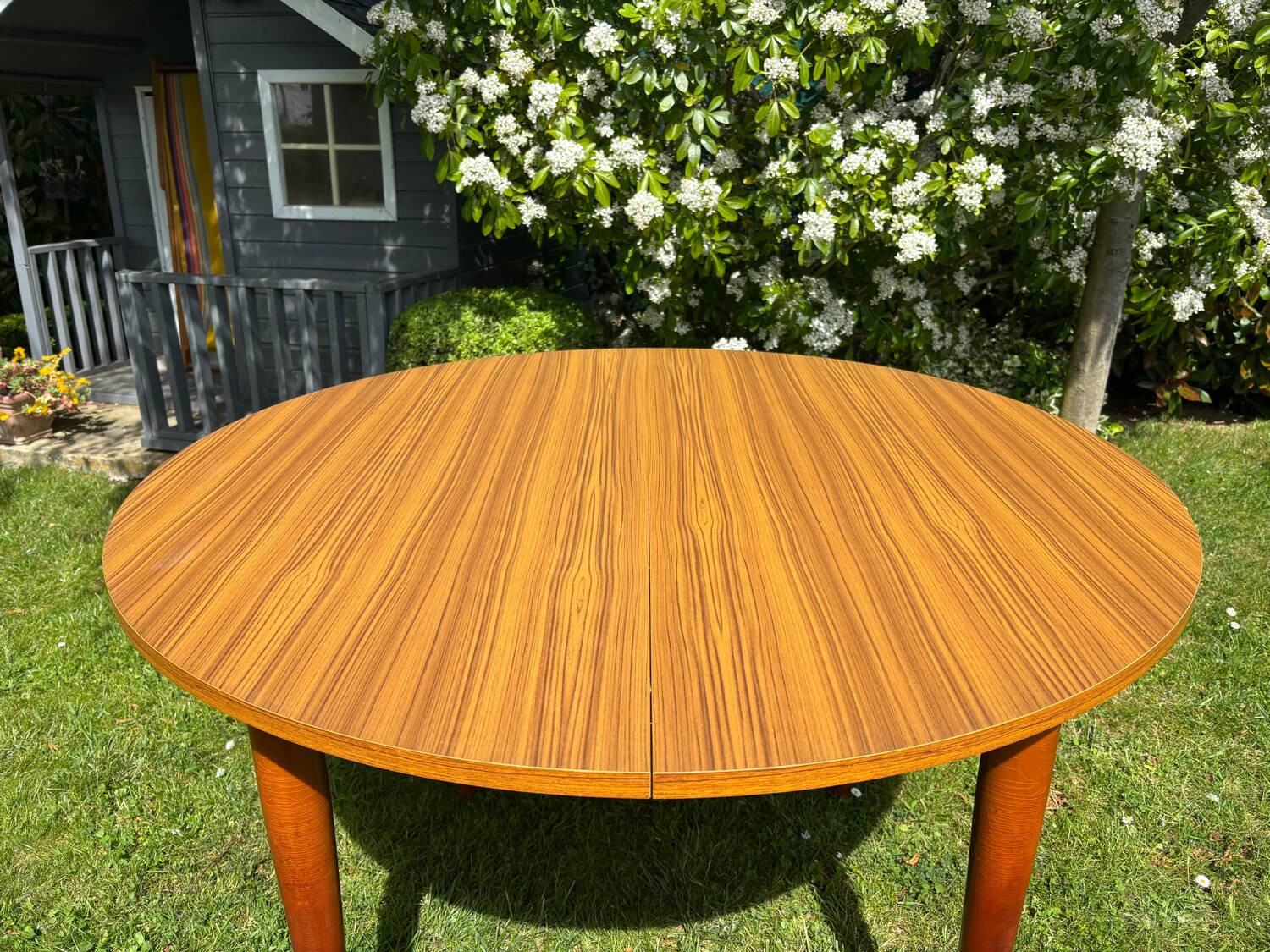 Vintage extendable round table