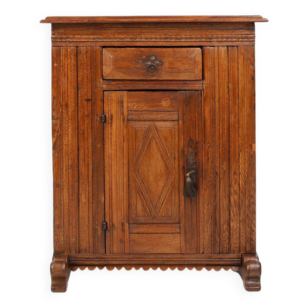Armoire belge à une porte sculptée à la main du XVIe siècle en chêne massif