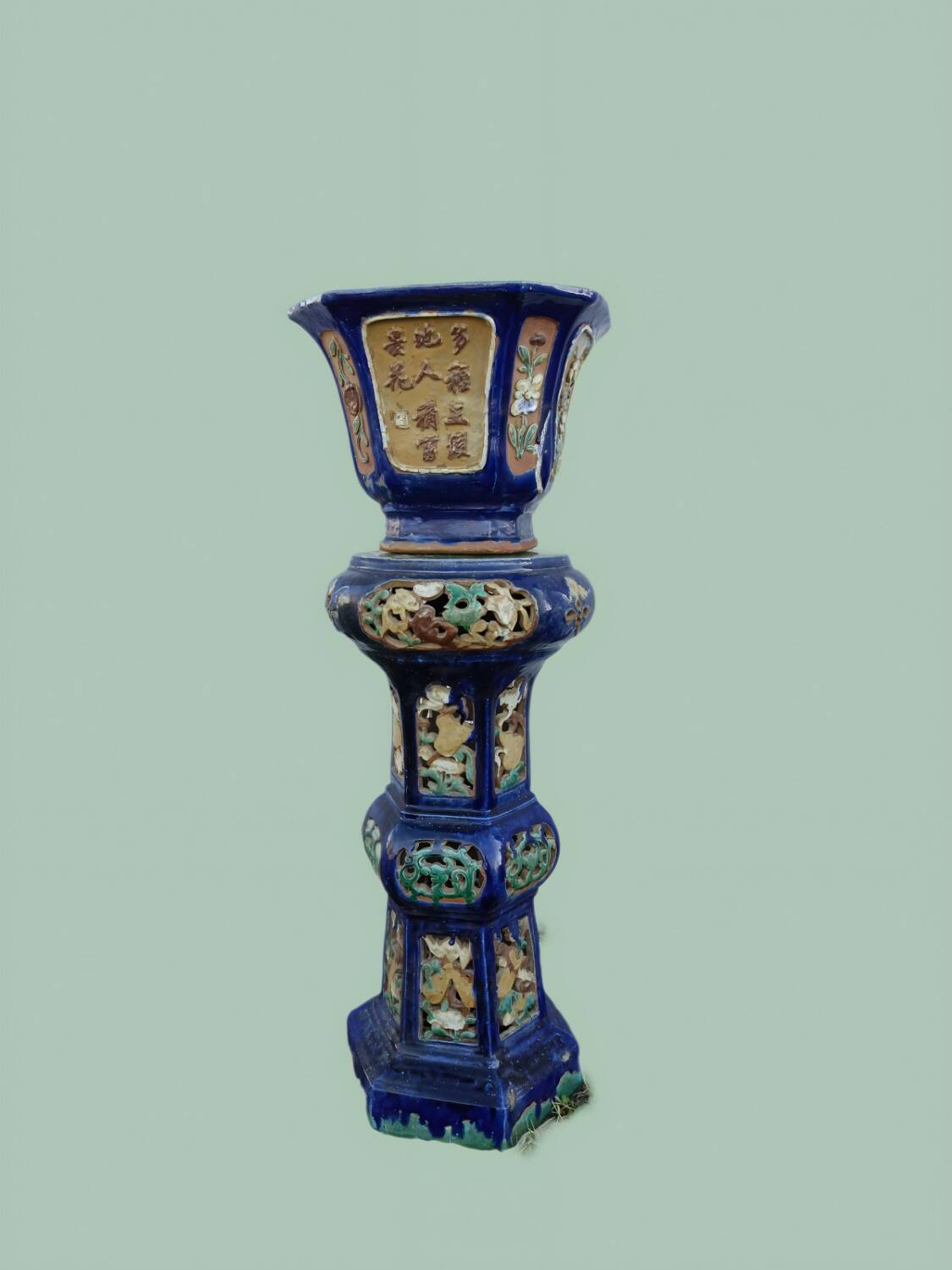 Vase chinois monumental sur piédestal en terre cuite émaillée