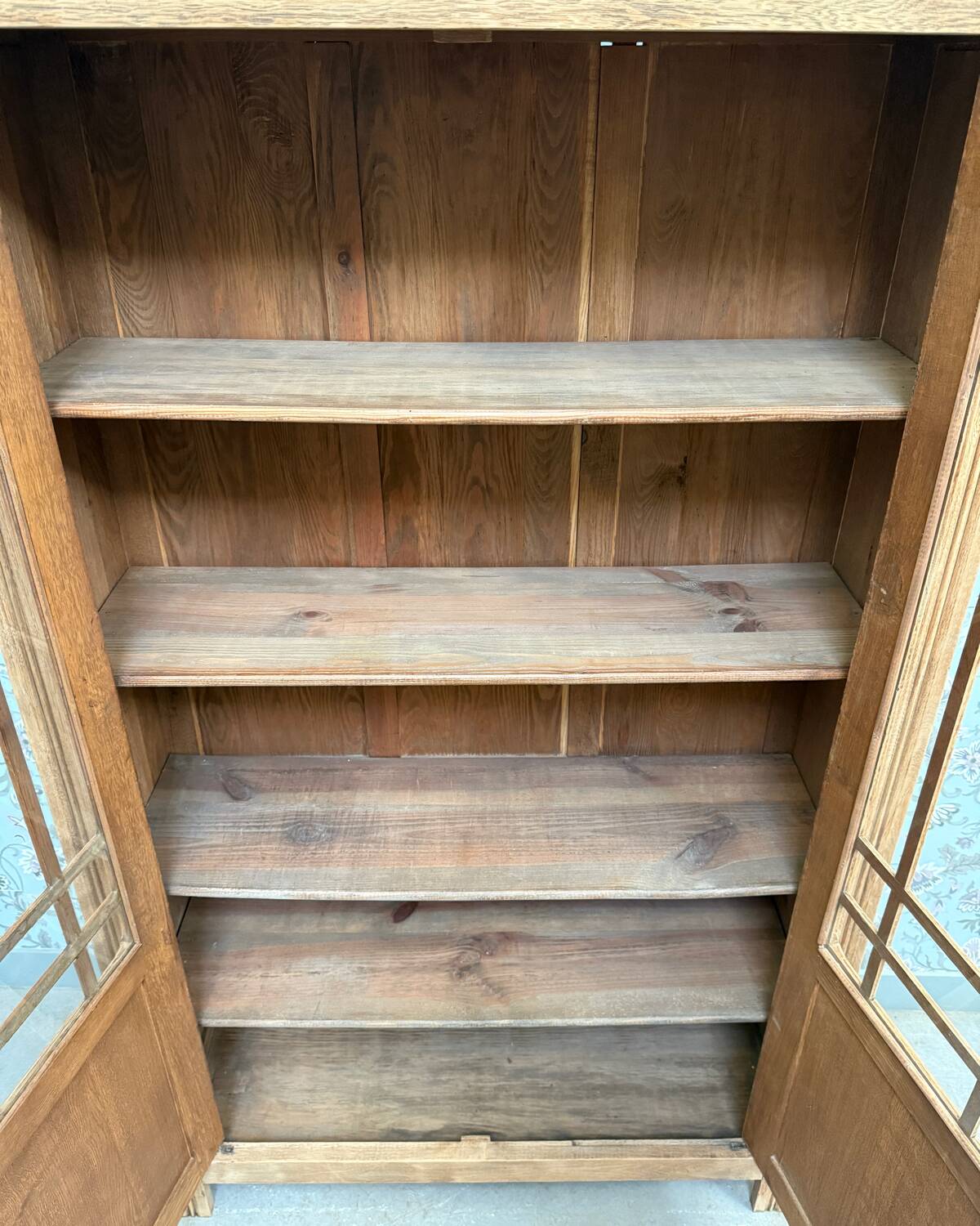 Old display case (renovated)