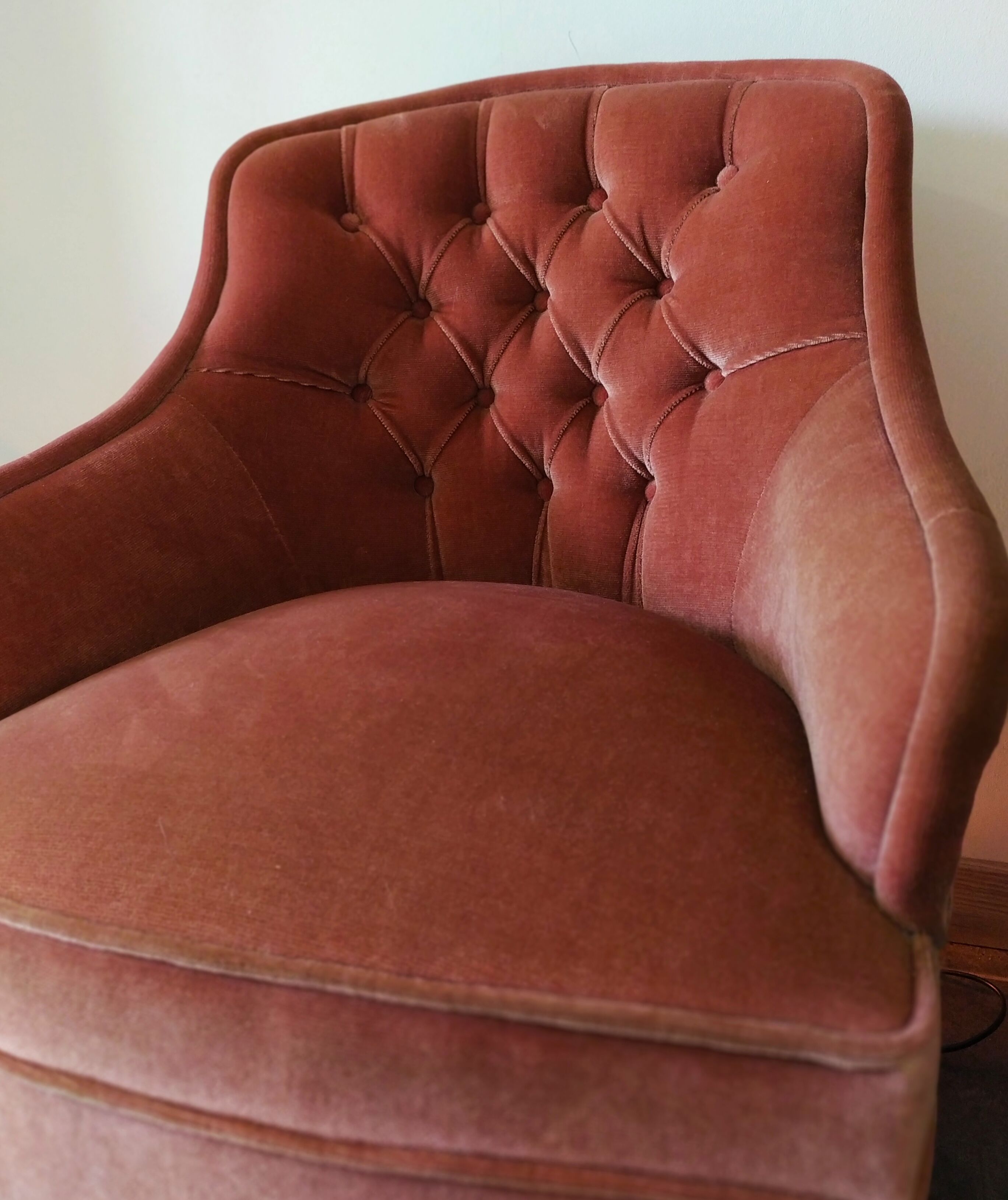 Pink velvet toad armchair