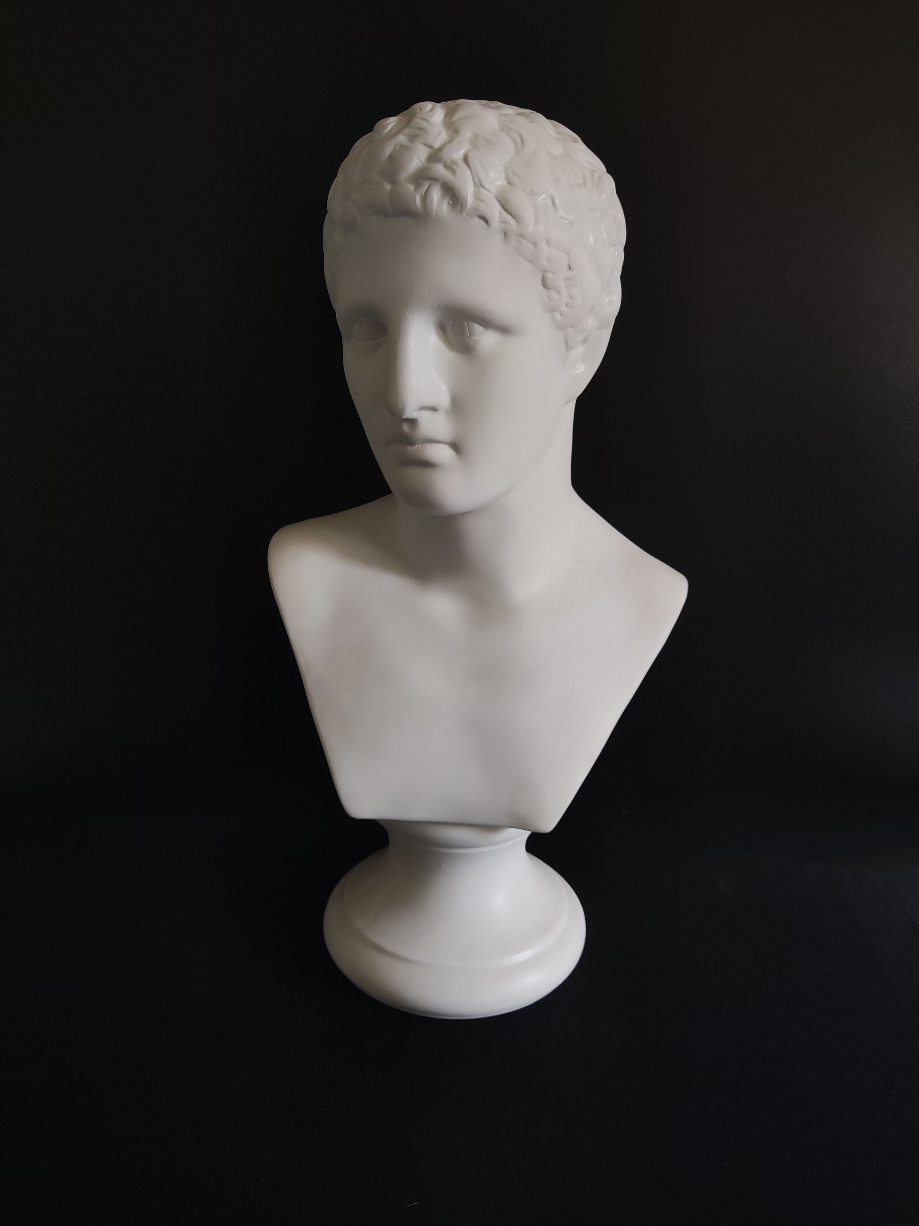 Buste de Hermès en plâtre blanc