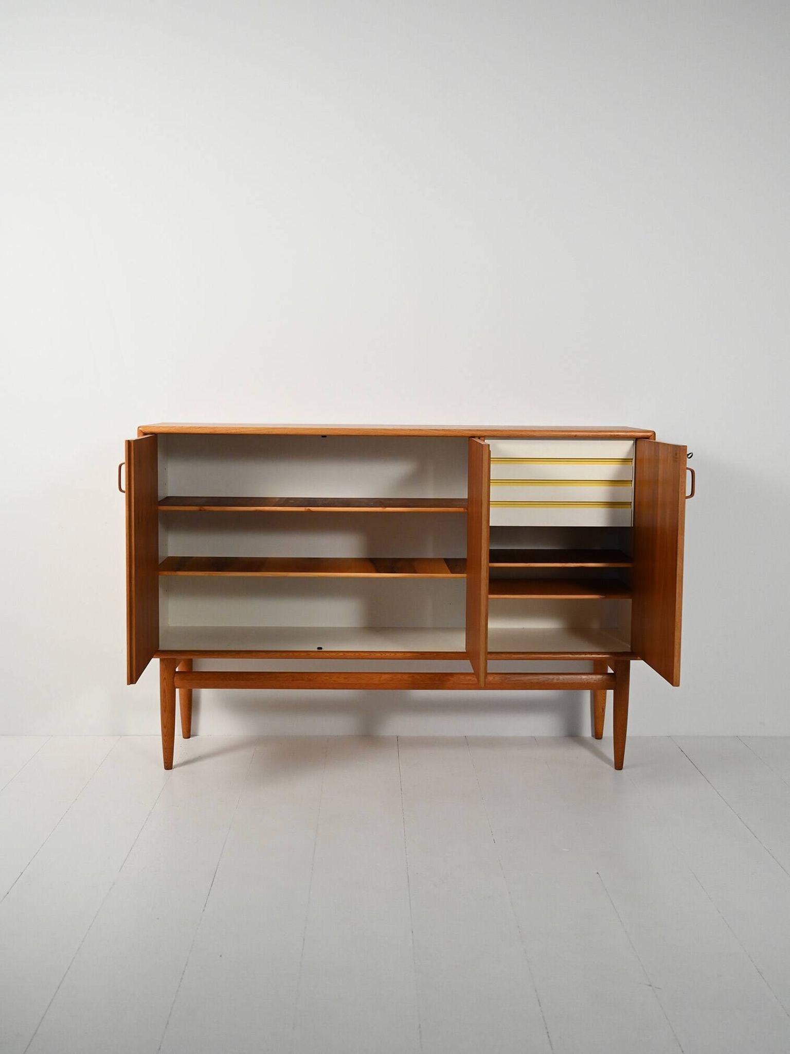 Buffet haut scandinave, années 1950/60, chêne et teck, trois portes