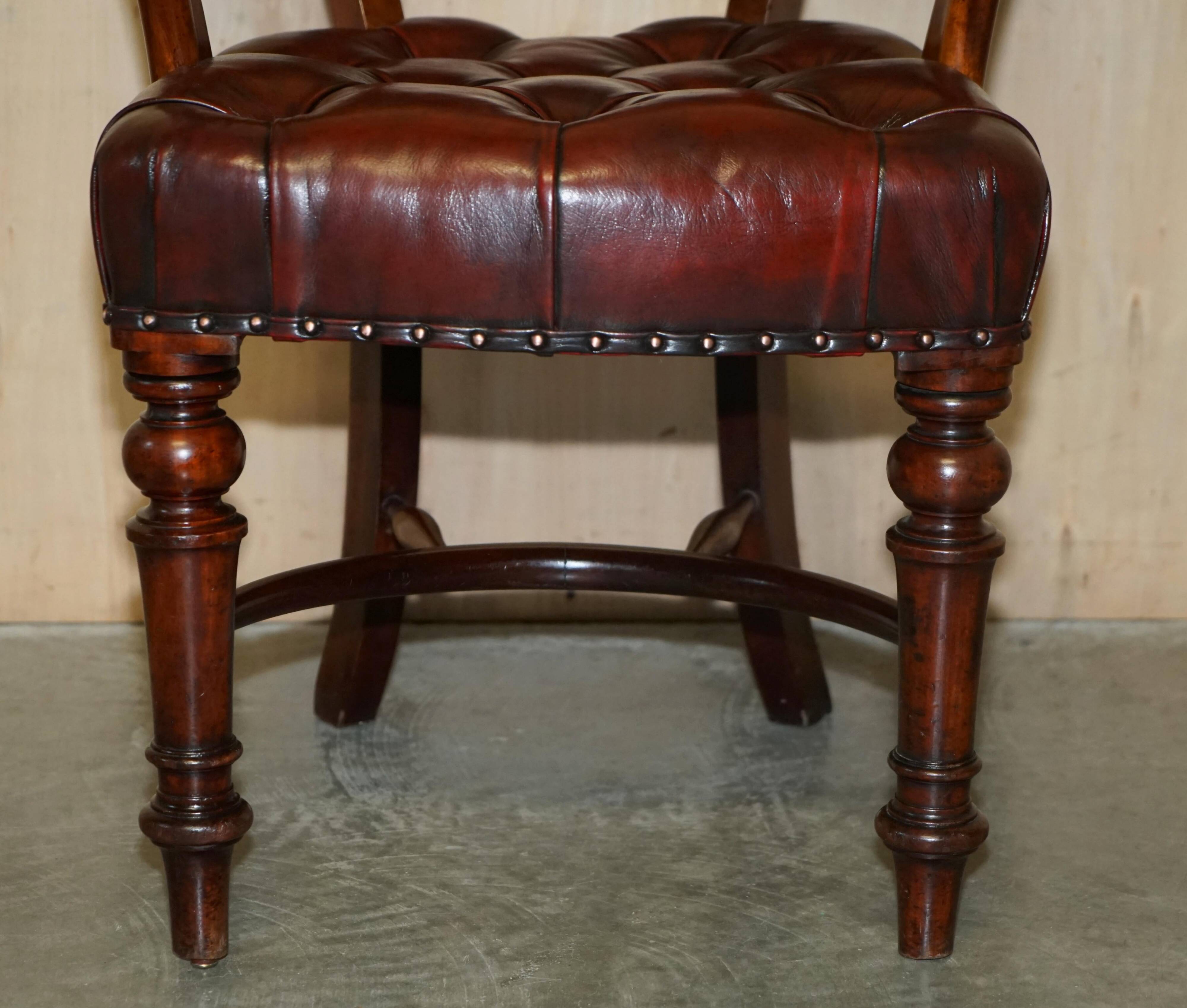 Chesterfield captain's armchair William IV in restored leather with hardwood.