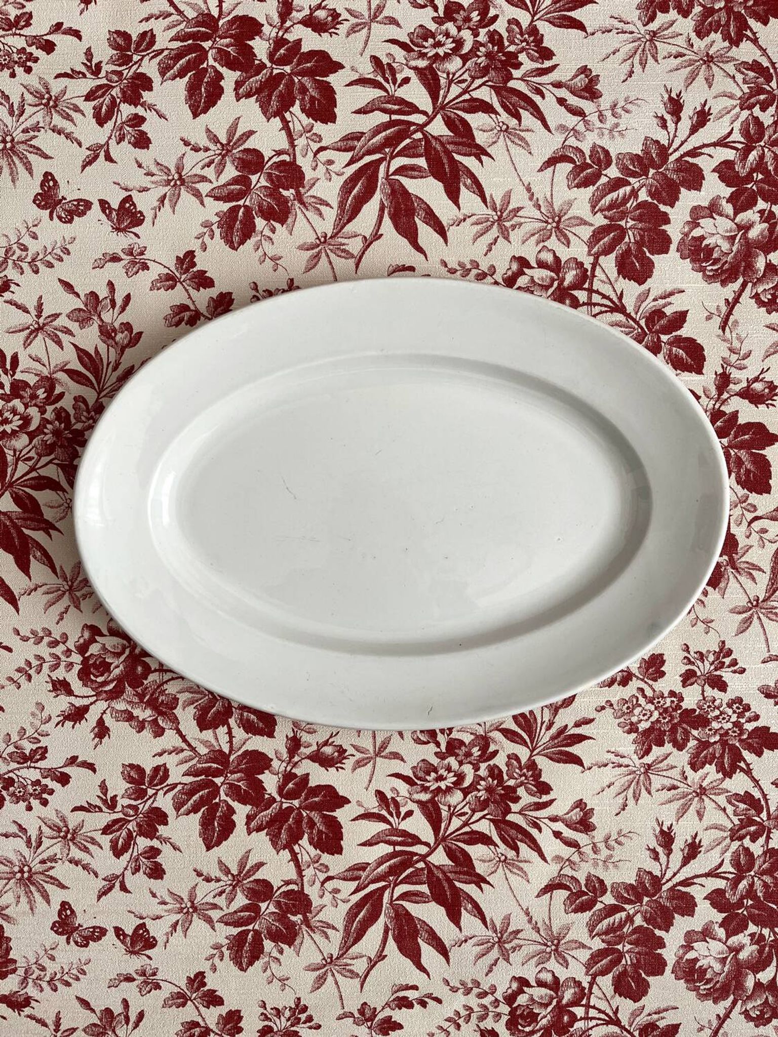Plat ovale blanc en terre de fer Creil et Montereau fin XIXe