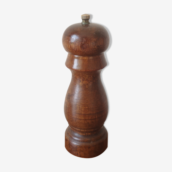 Wooden pepper pot