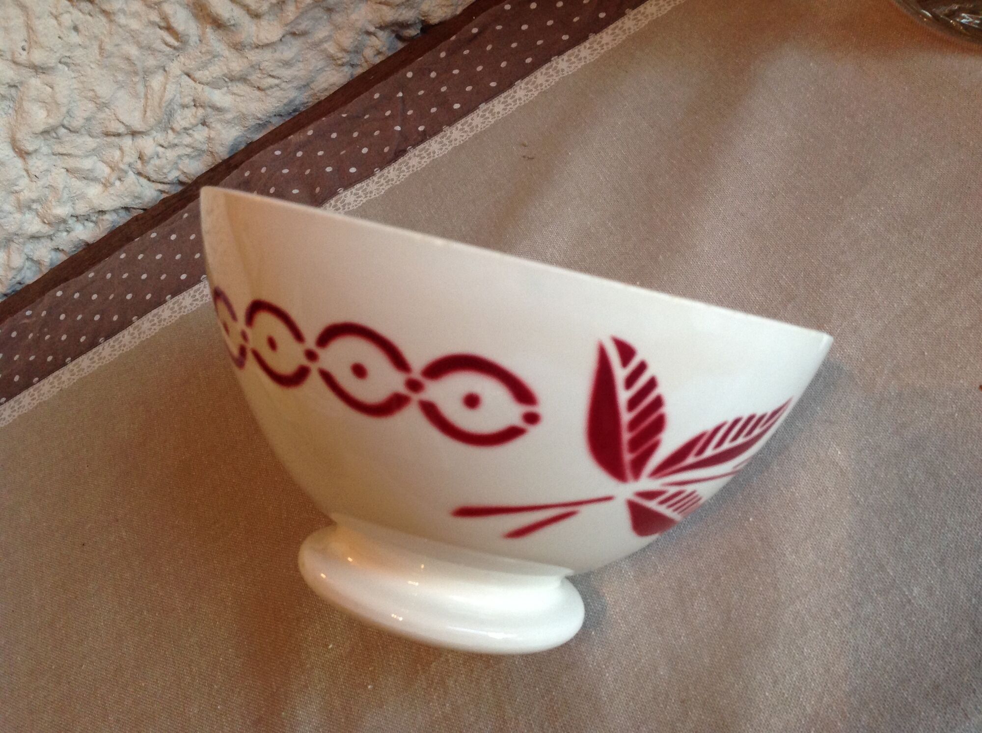 White bowl with red flowers from Sarreguemines vintage years 50-60