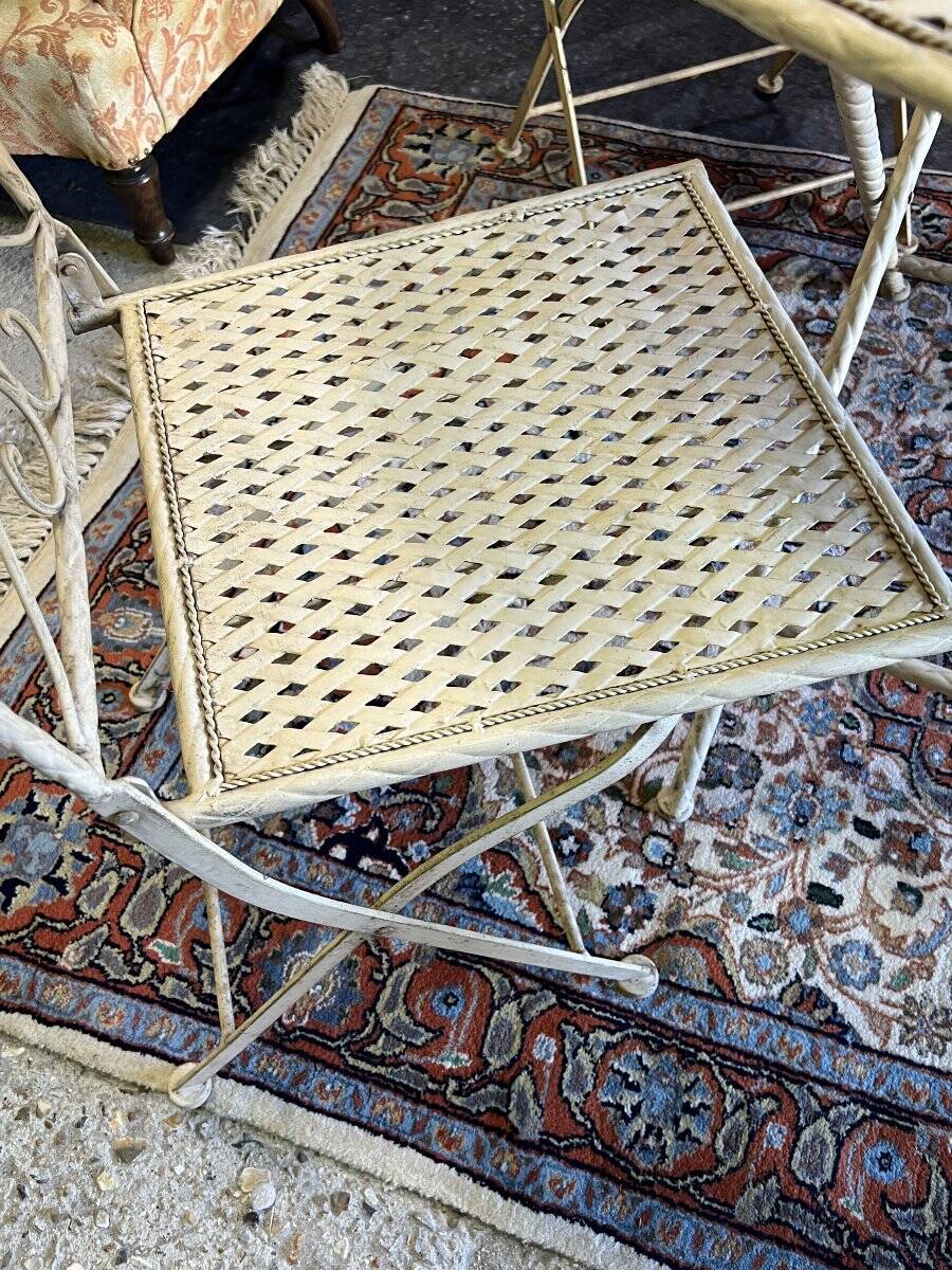 Foldable garden or terrace furniture set made of sheet metal and woven, perforated wrought iron, 5 pieces.