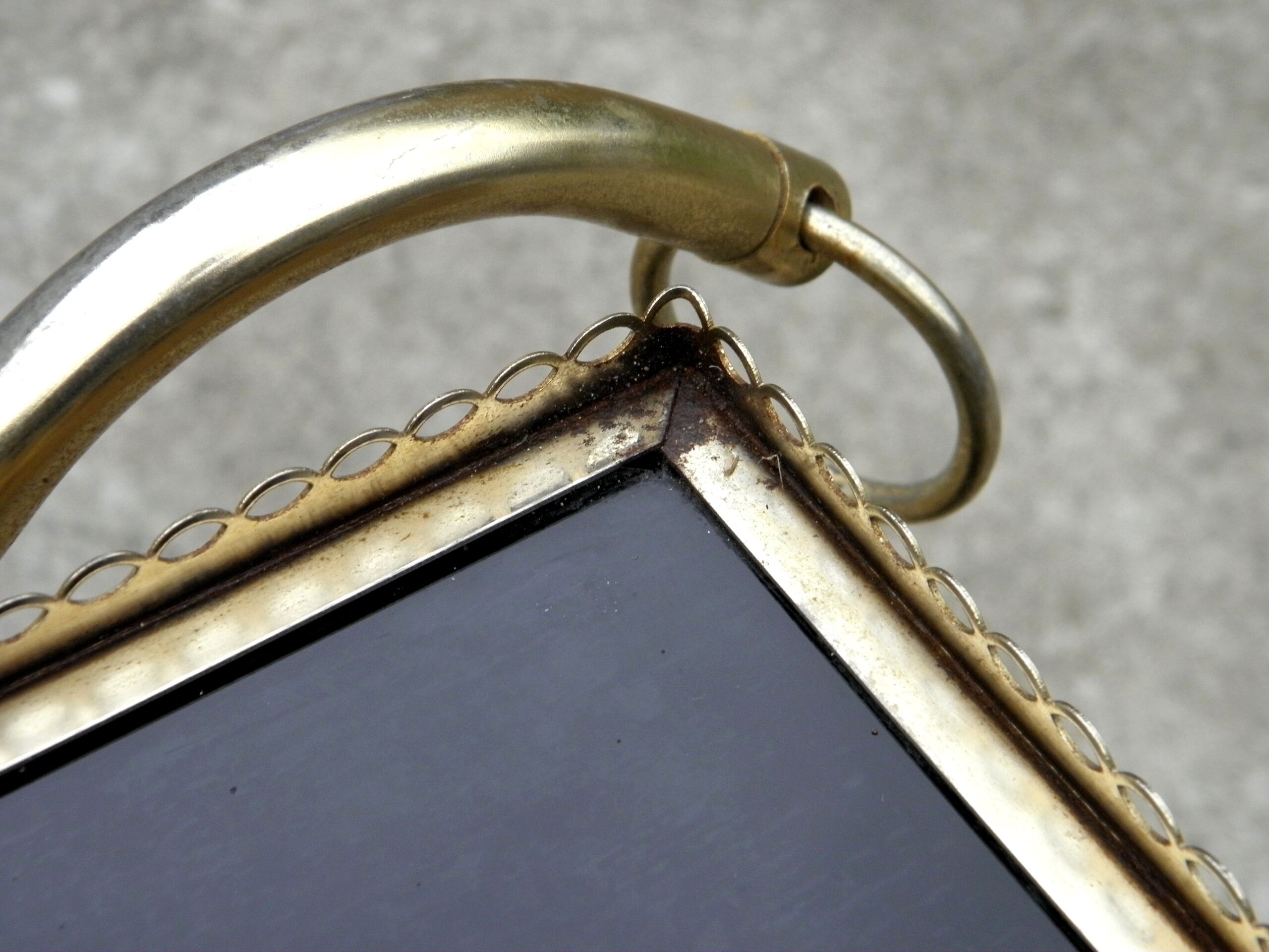 Rolling dessert in gold metal