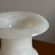Vase forme Médicis en albâtre