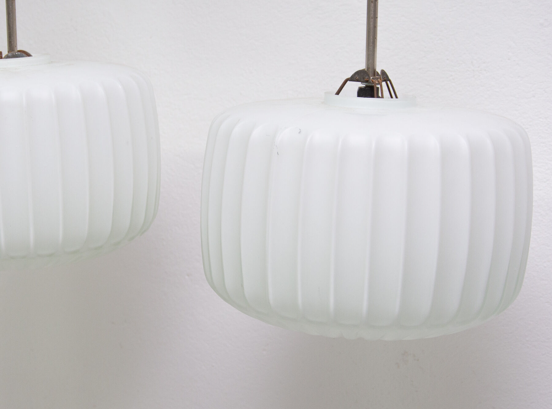 Paire de suspensions en verre opaline Vintage, bloc de l’est 1970