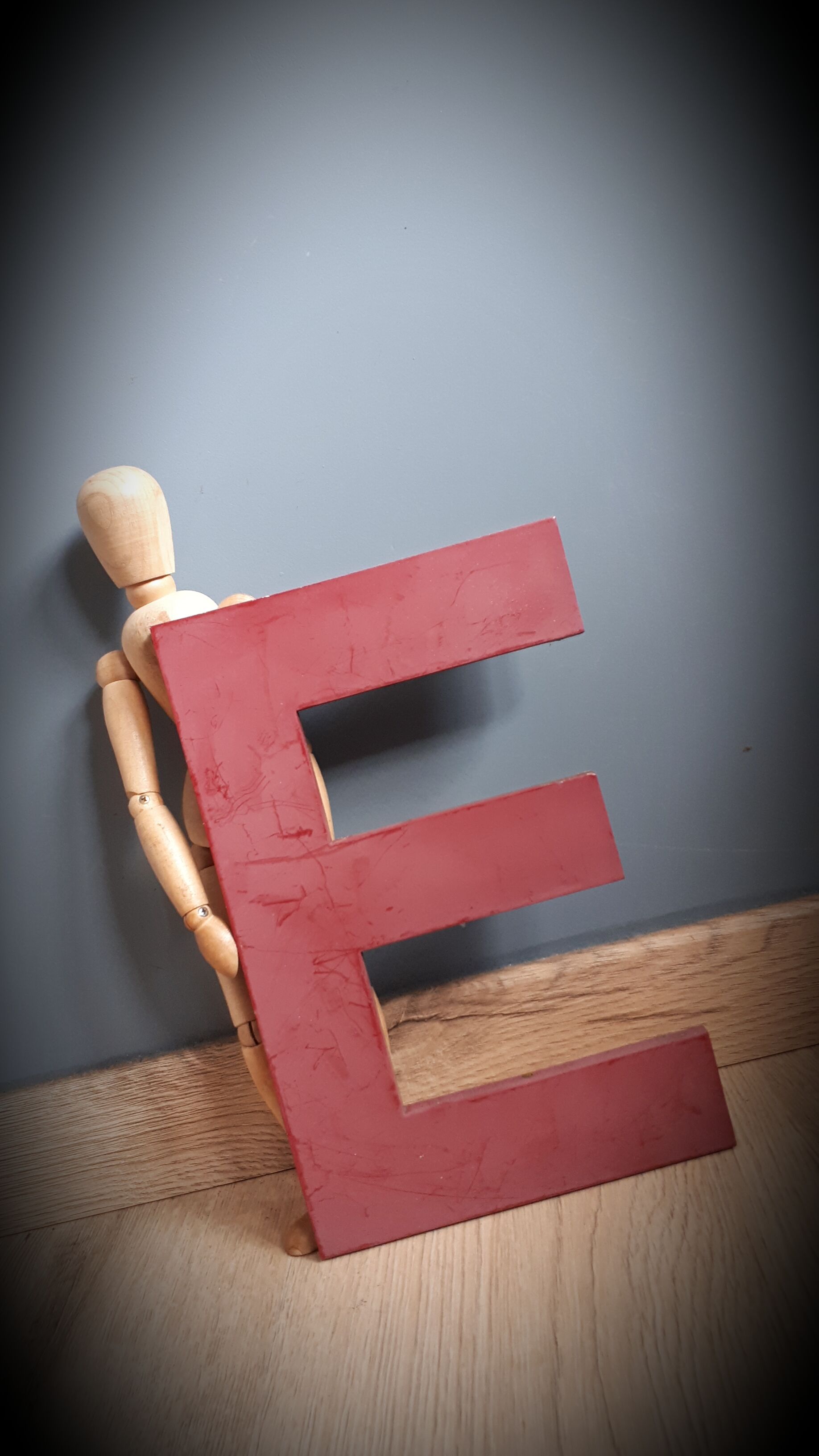 Letter sign E