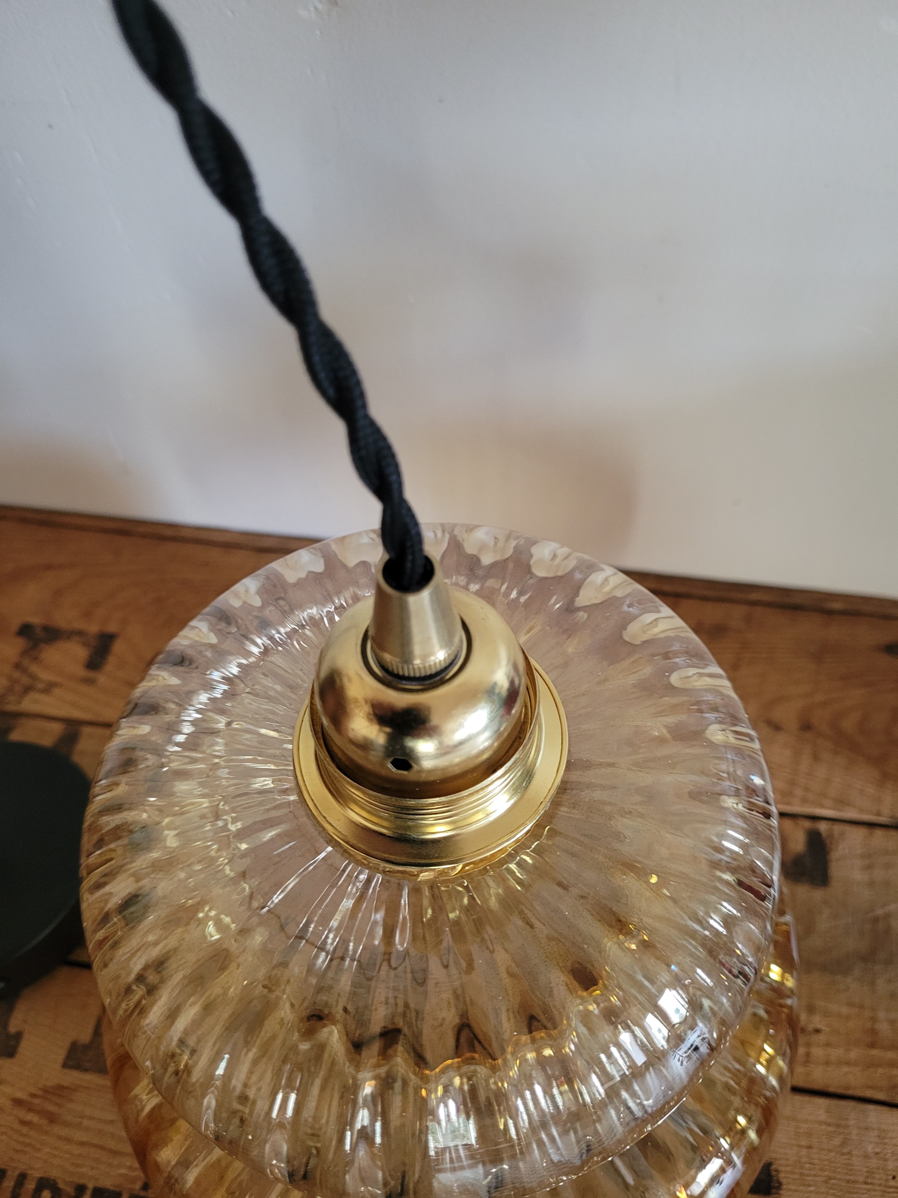 Striated glass suspension