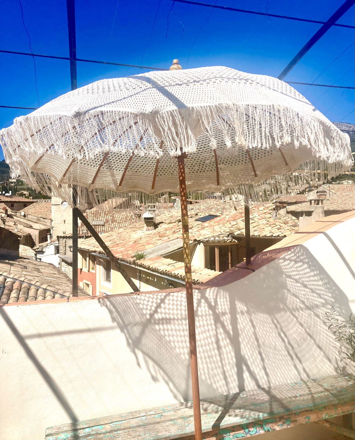 Crochet umbrella and teak foot