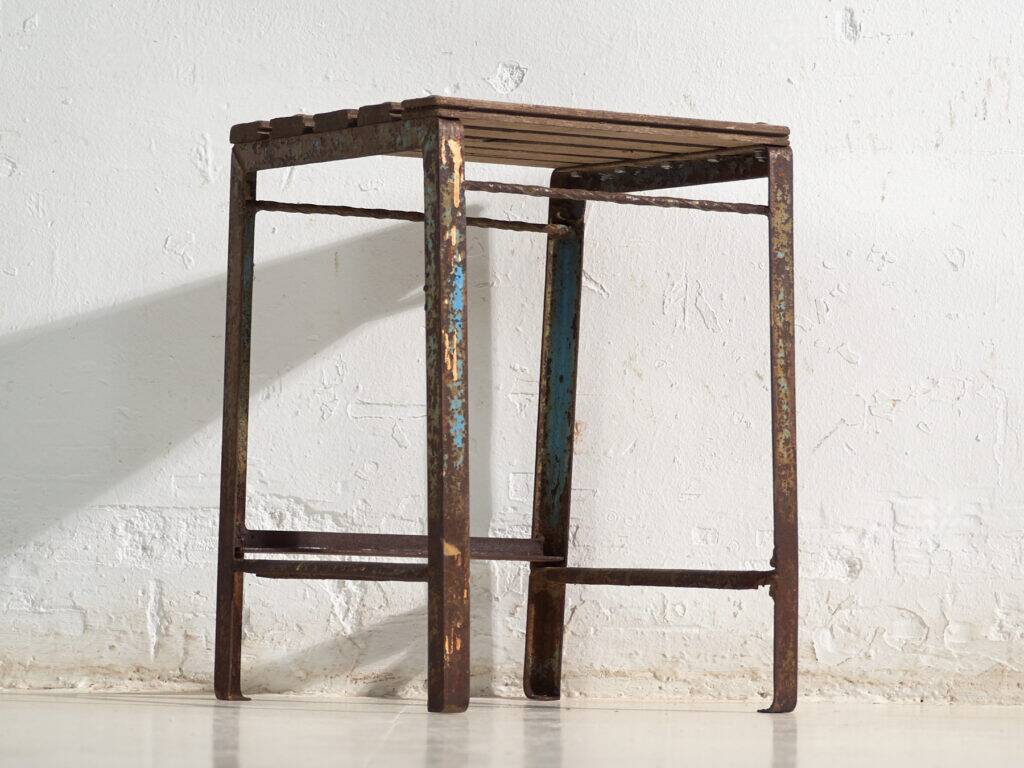 Tabouret industriel ancien en bois de pin et fer – Europe centrale, vers 1950
