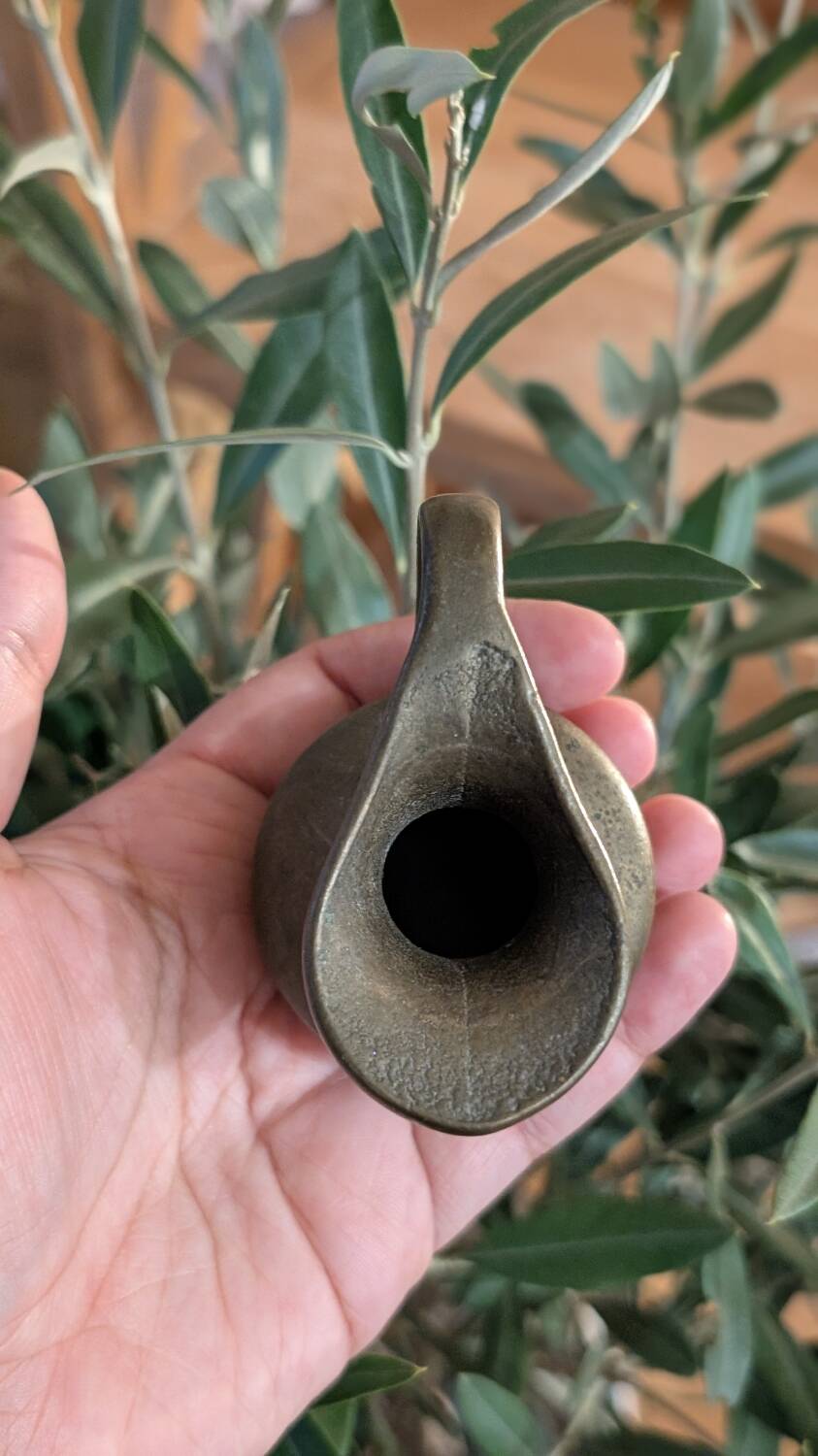 Petit pichet en bronze massif – style antique / oriental