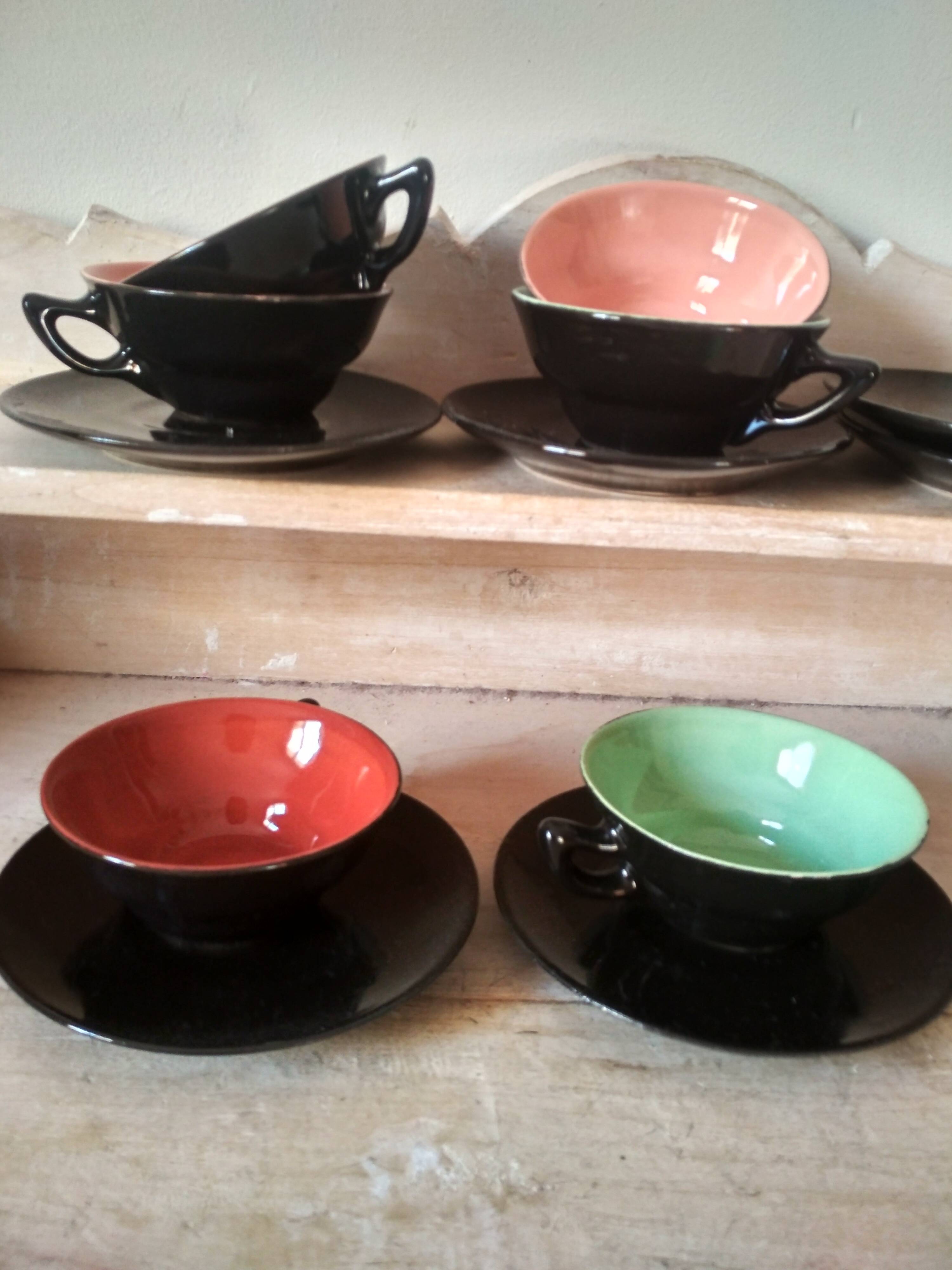 Lot de 6 tasses à thé ou café des années 50, tasses de couleur, sous tasses noires