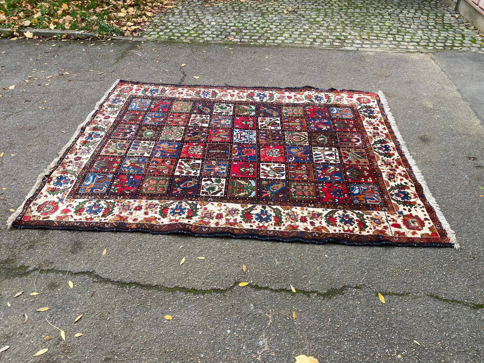 Handmade knotted wool Bakhtiar rug from Iran, burgundy, 200x300cm